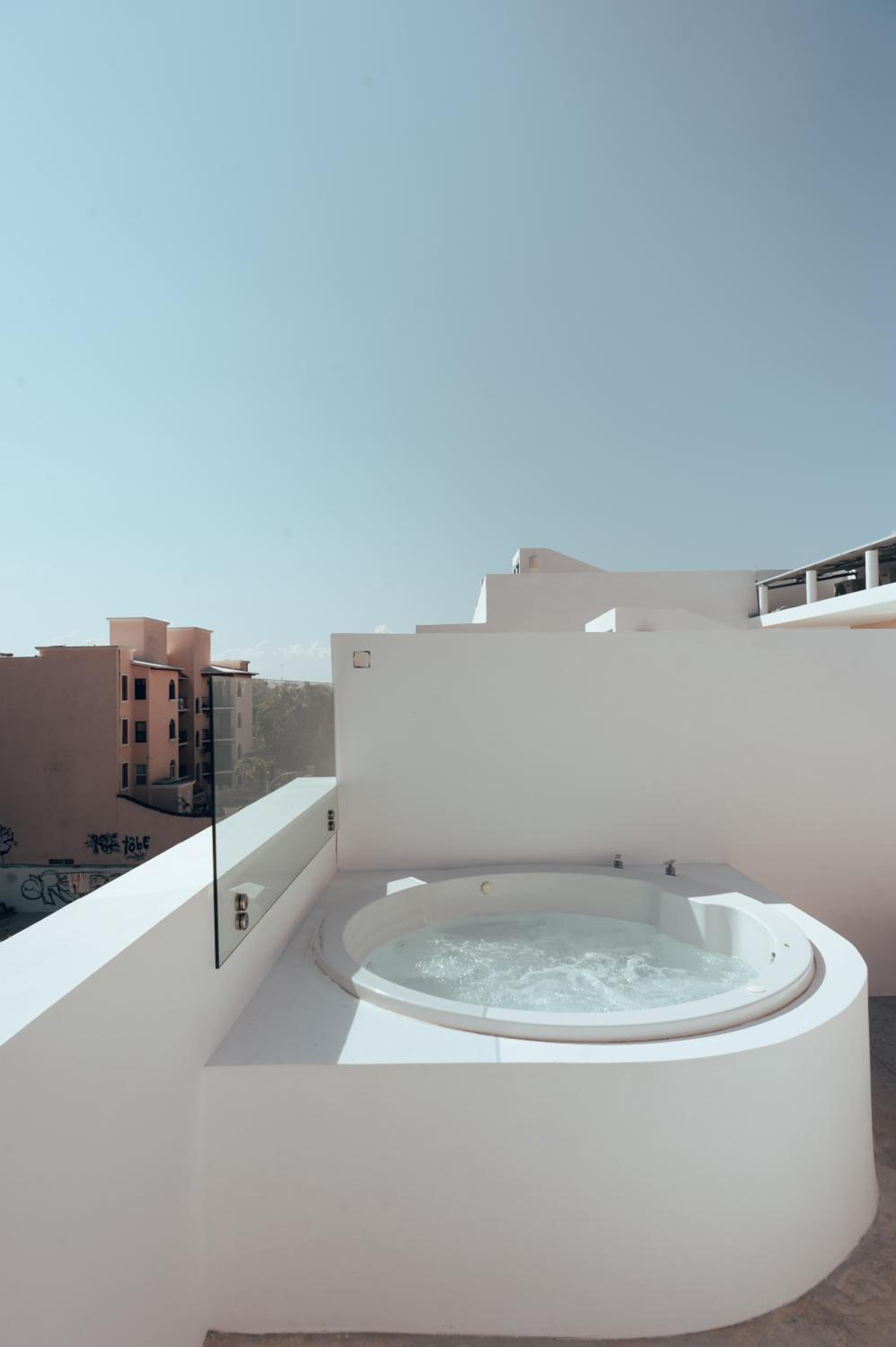 Two-Bedroom Suite Private Jacuzzi & Roof photo 3