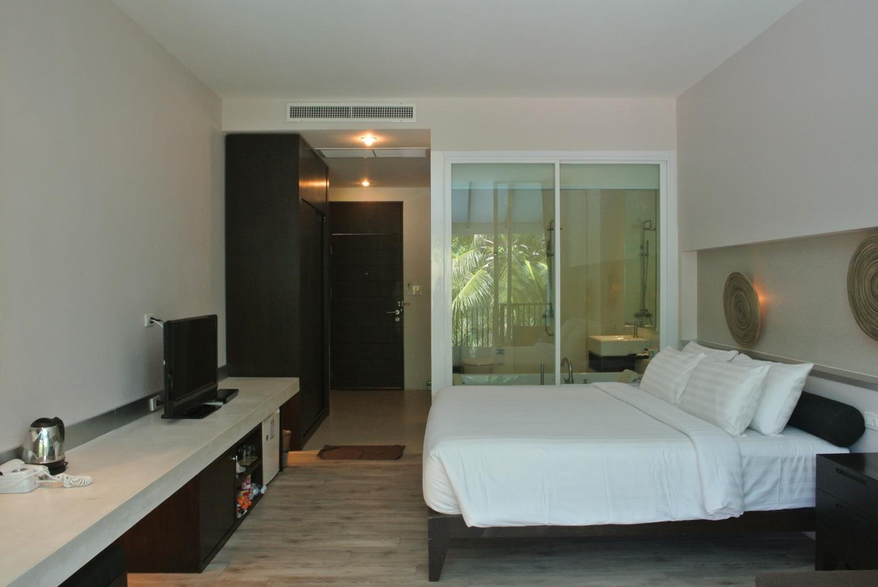 Deluxe Double or Twin Room with Pool View photo 2