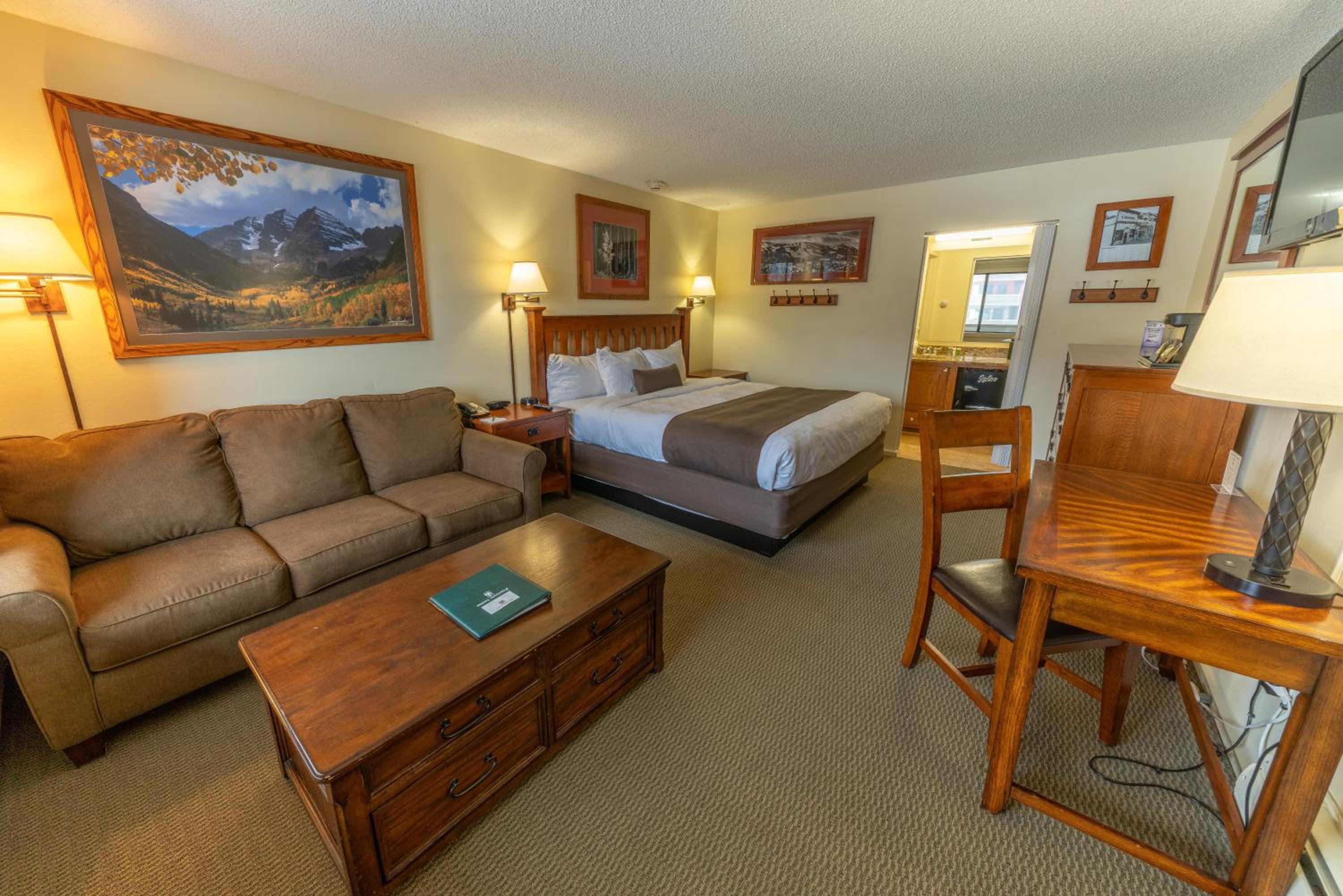 Queen Room with Two Queen Beds - Upper Level photo 3