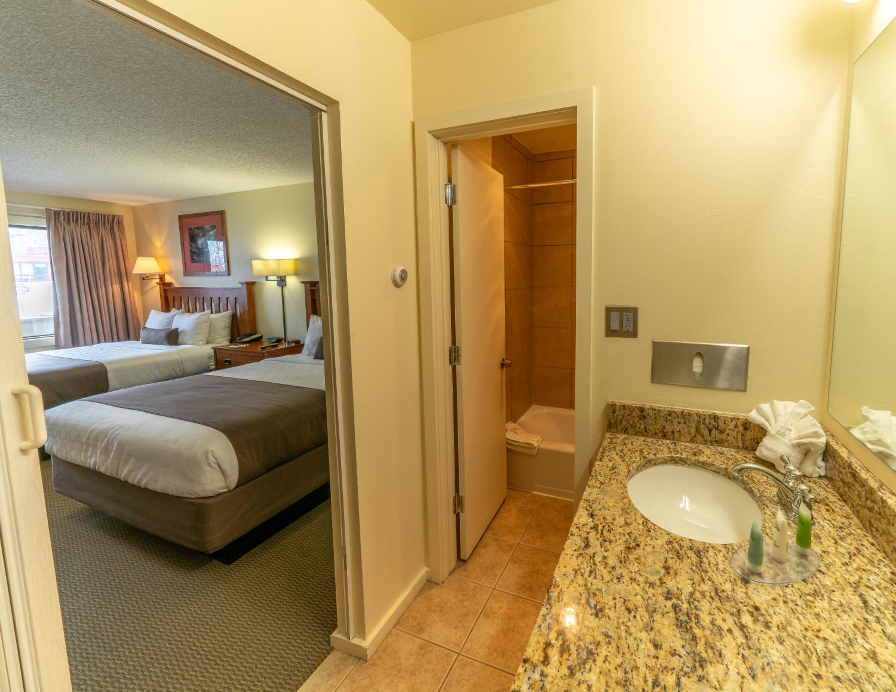 Queen Room with Two Queen Beds - Upper Level photo 2