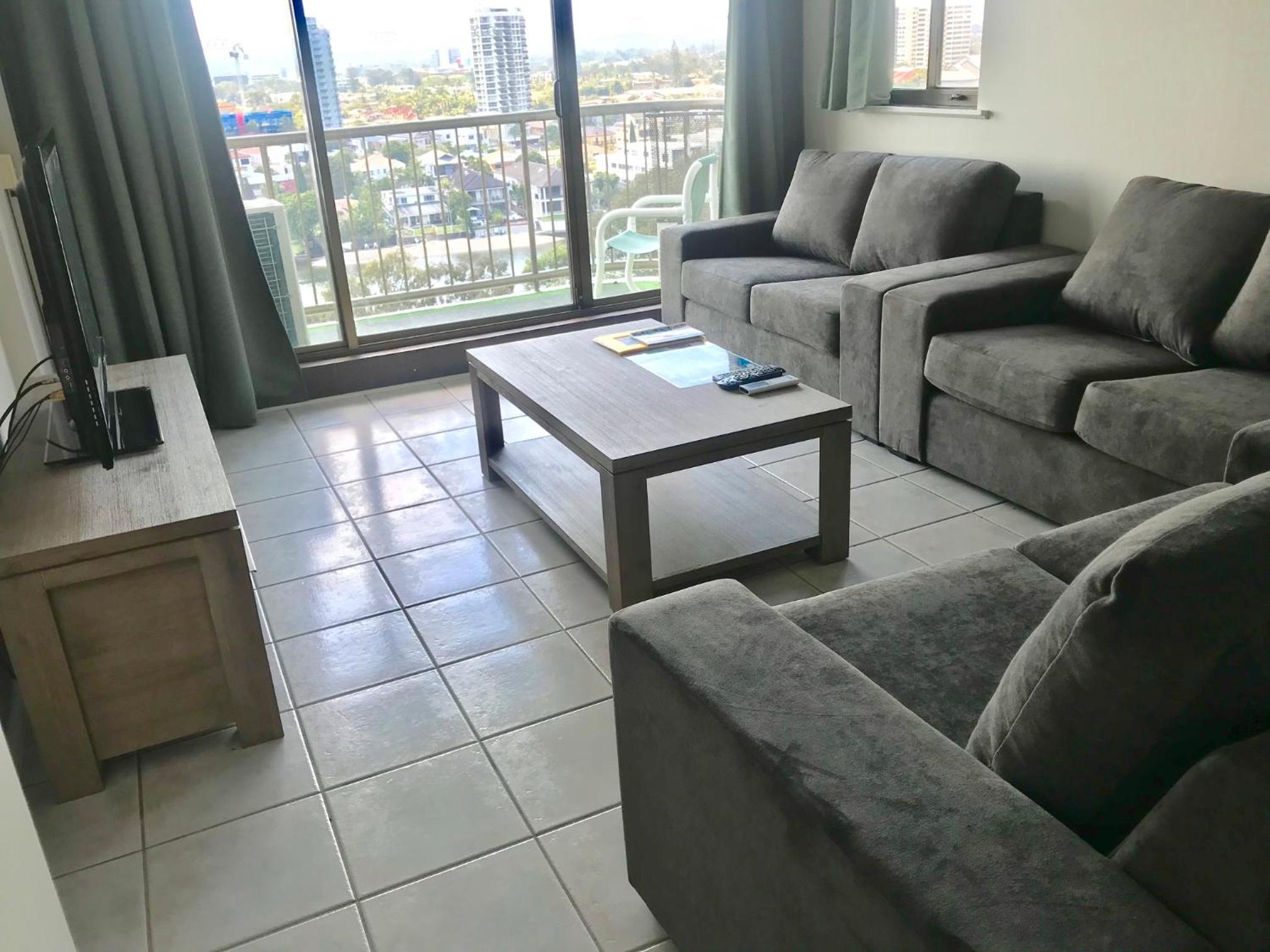 Upper-Level Three-Bedroom Apartment with River View - Weekly Service  - Photo 1