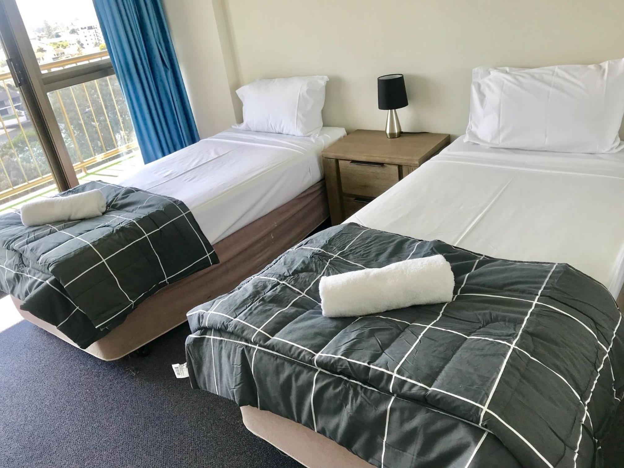 Upper-Level Three-Bedroom Apartment with River View - Weekly Service  - Photo 8