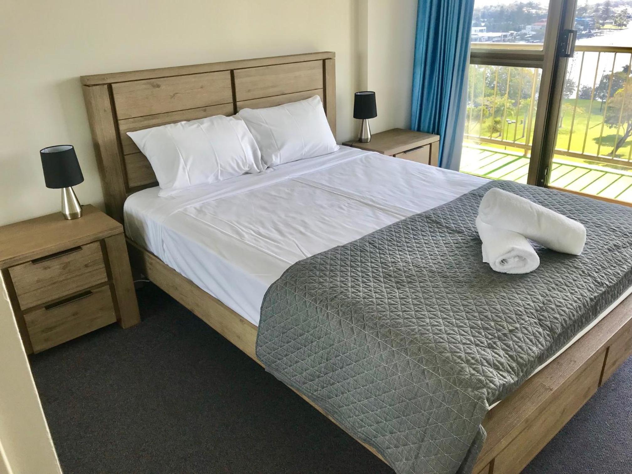 Upper-Level Three-Bedroom Apartment with River View - Weekly Service  - Photo 7