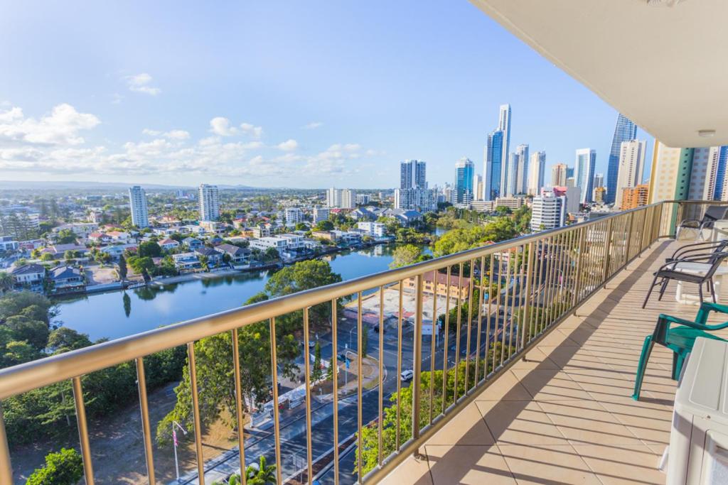 Upper-Level Three-Bedroom Apartment with River View - Weekly Service  - Photo 9