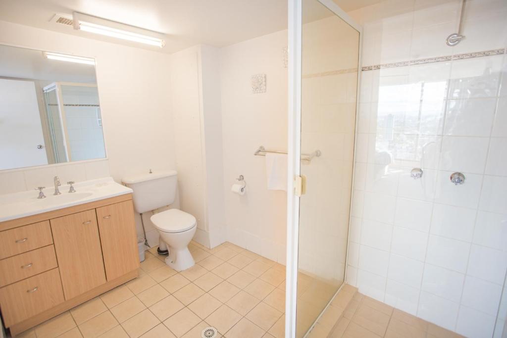 Upper-Level Three-Bedroom Apartment with River View - Weekly Service  - Photo 6