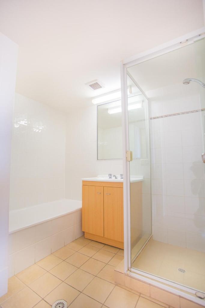 Upper-Level Three-Bedroom Apartment with River View - Weekly Service  - Photo 5