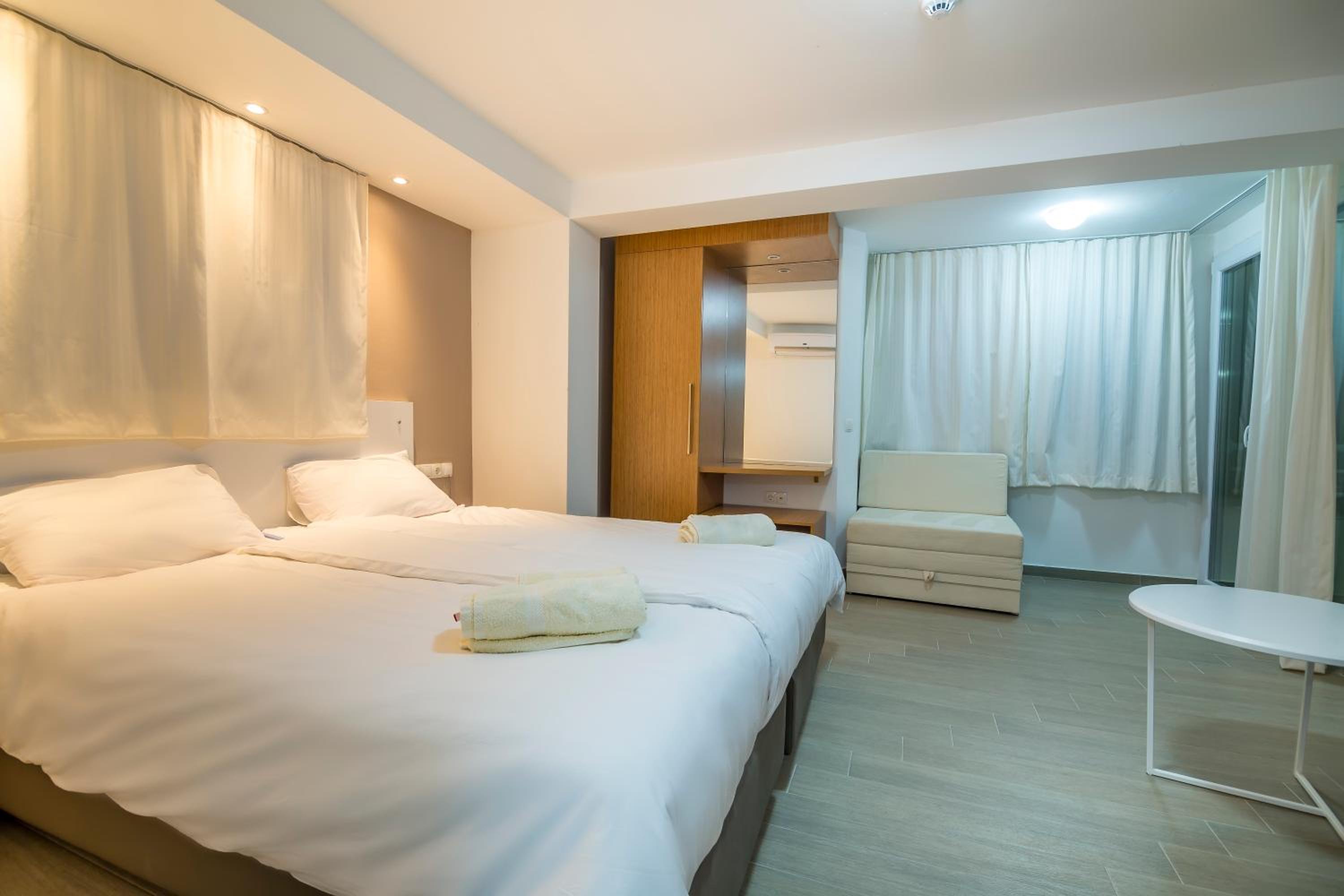 Double Room with Lake View - Photo 3
