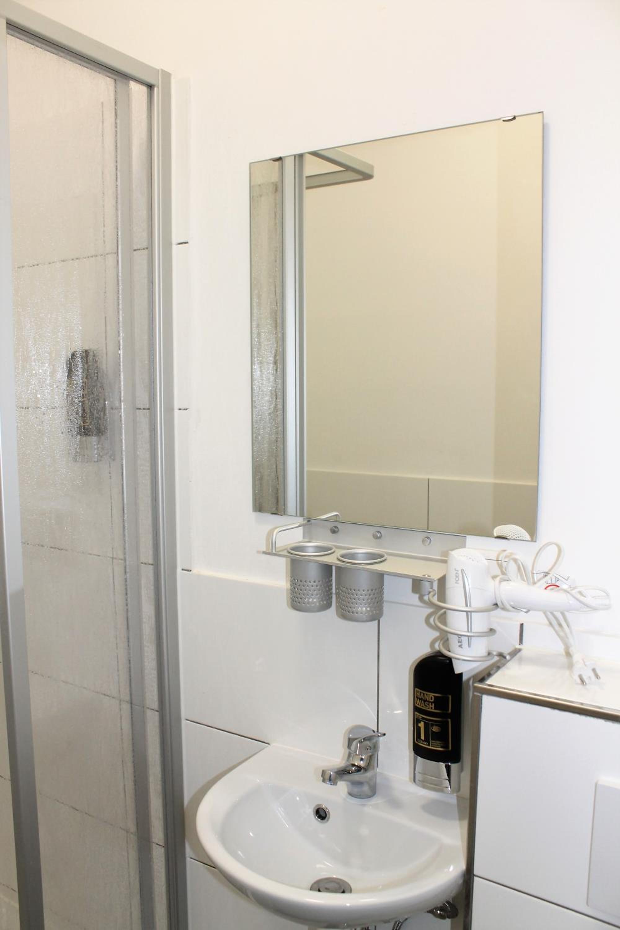 Standard Double Room - Photo 5