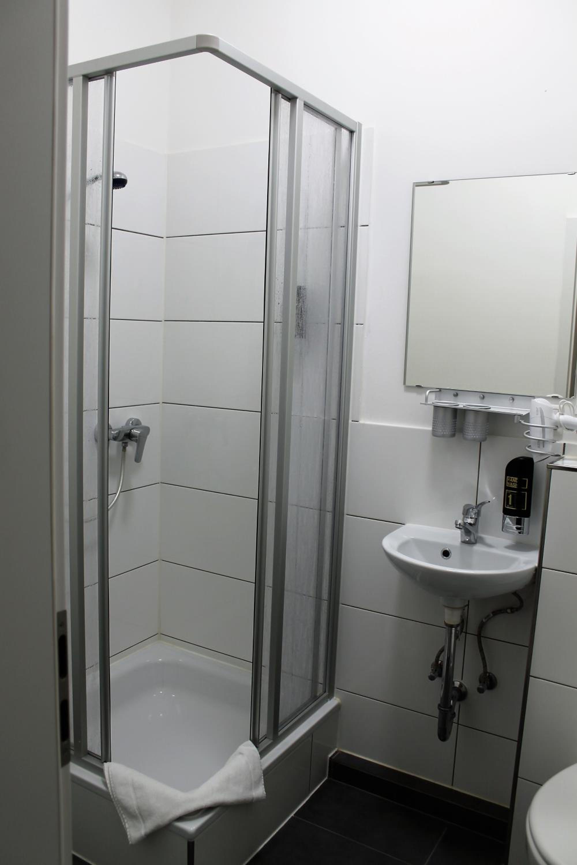 Standard Double Room - Photo 3