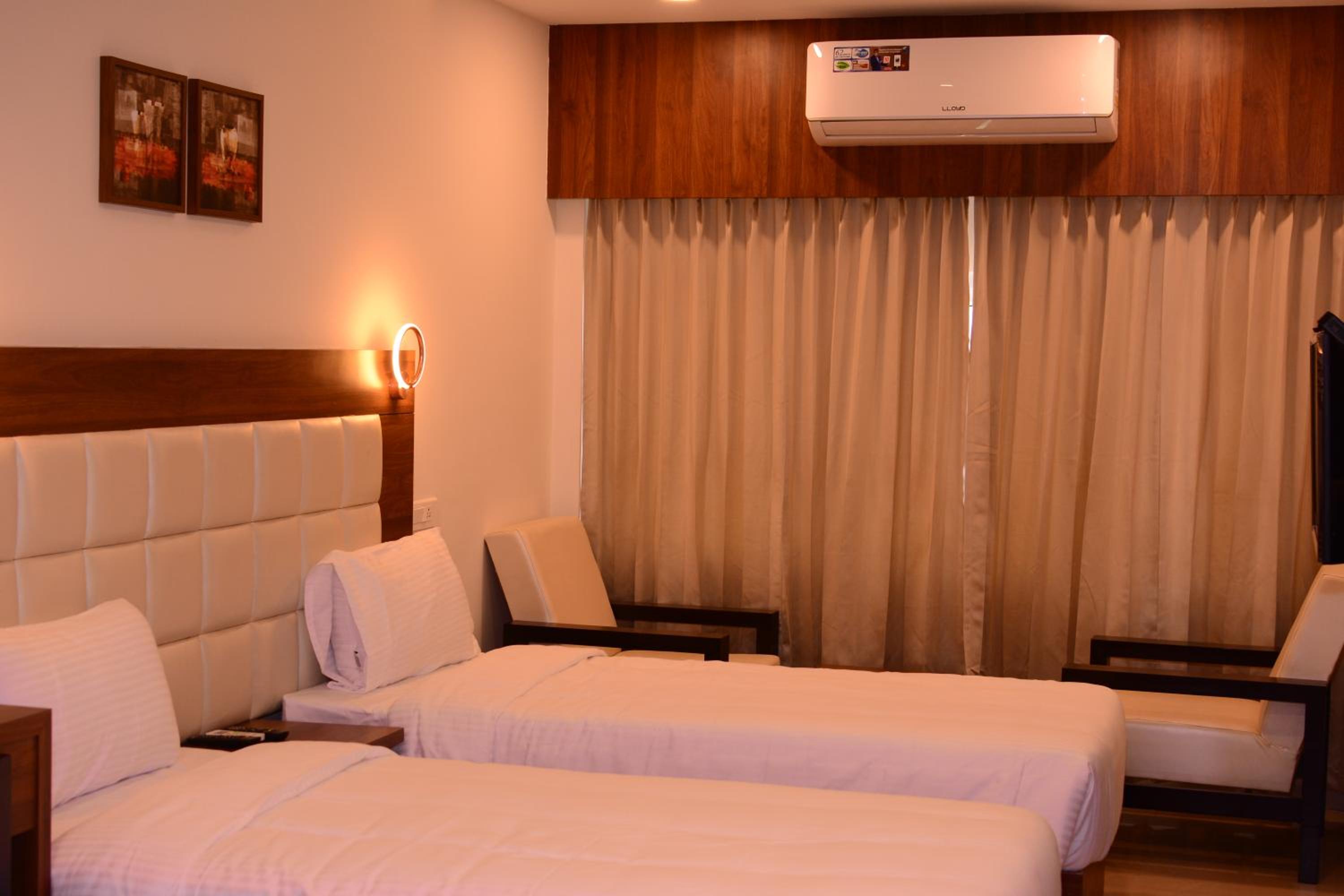 Deluxe Room - Photo 5