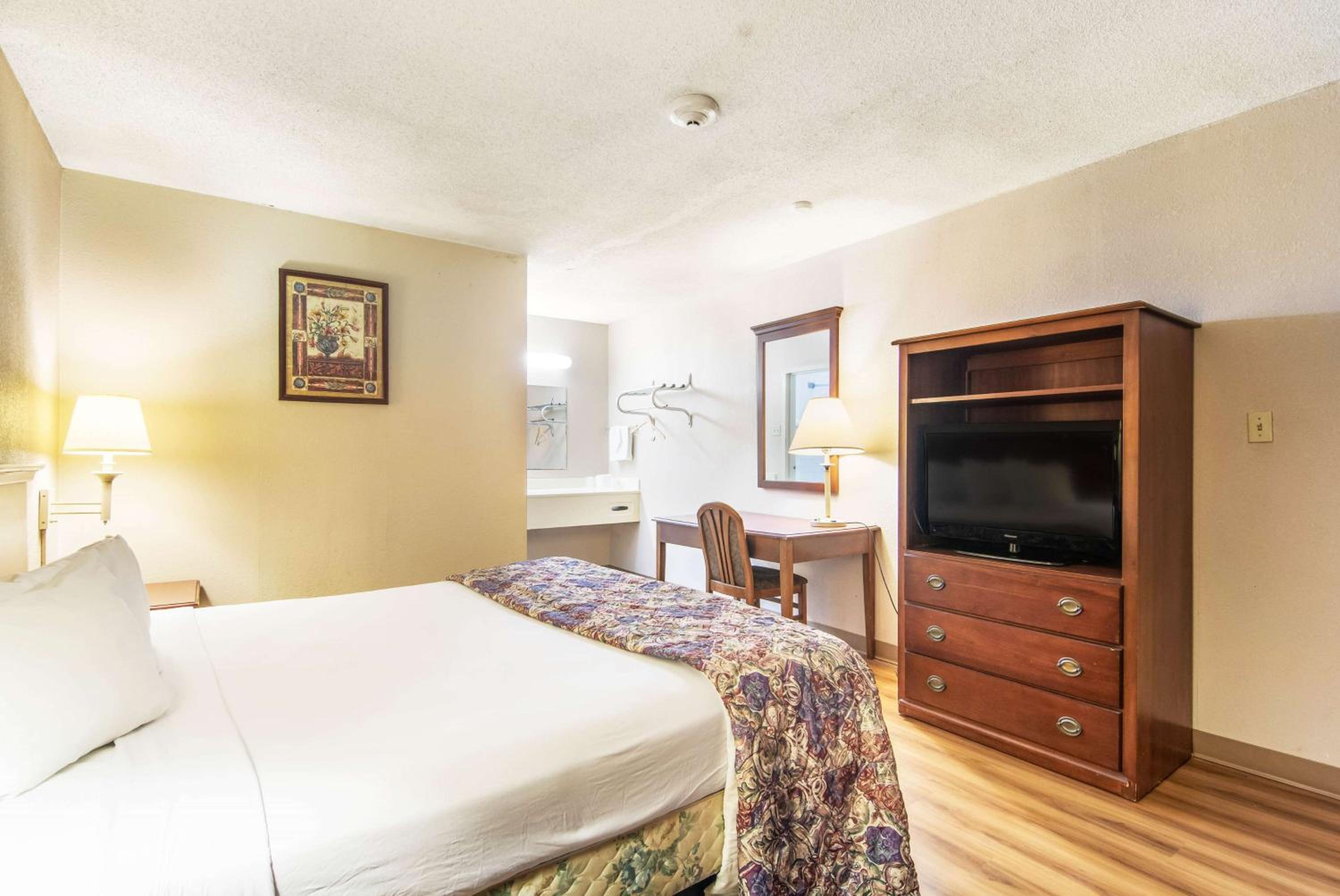 King Room - Non-Smoking - Photo 3