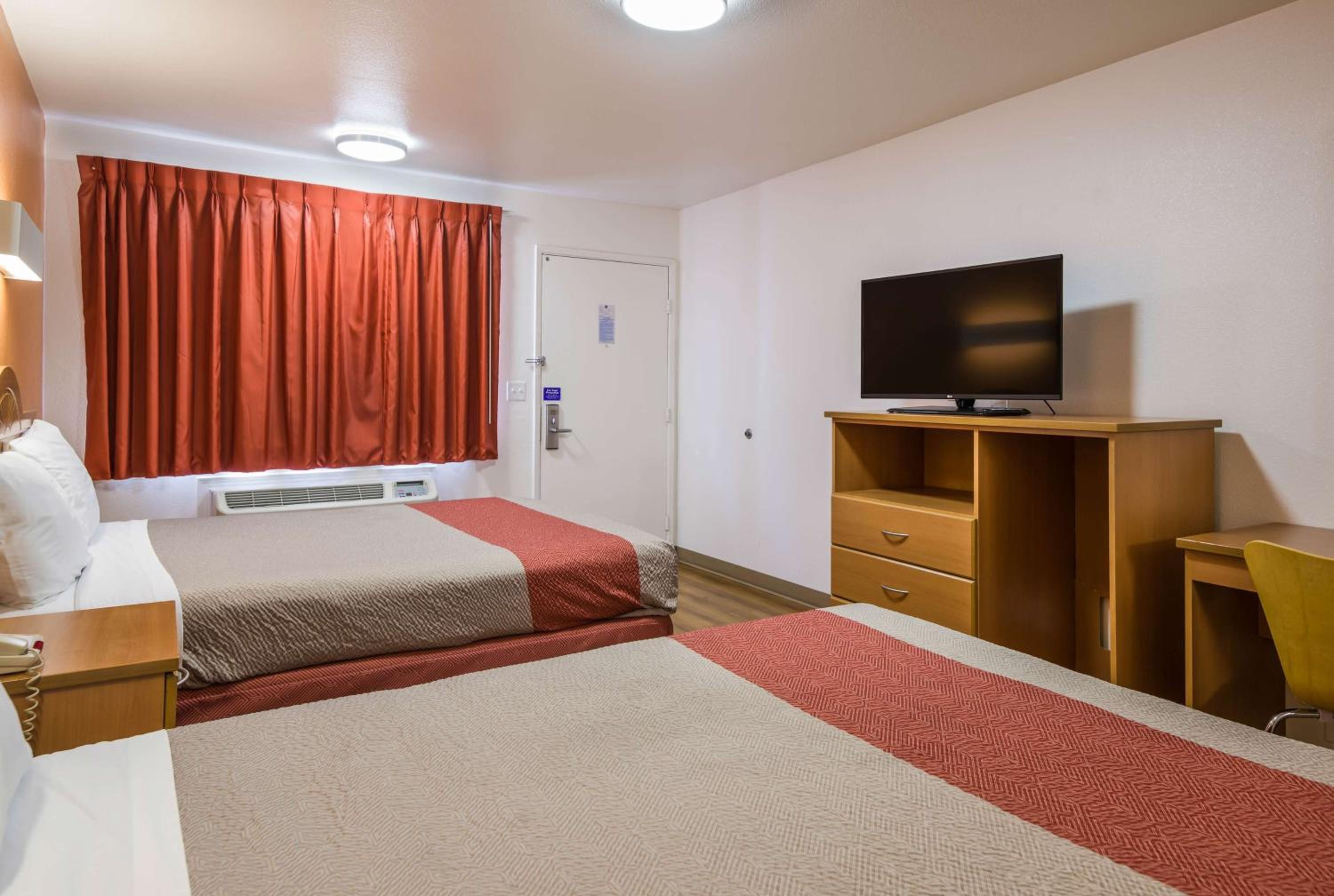 Queen Room with Two Queen Beds - Non-Smoking photo 1