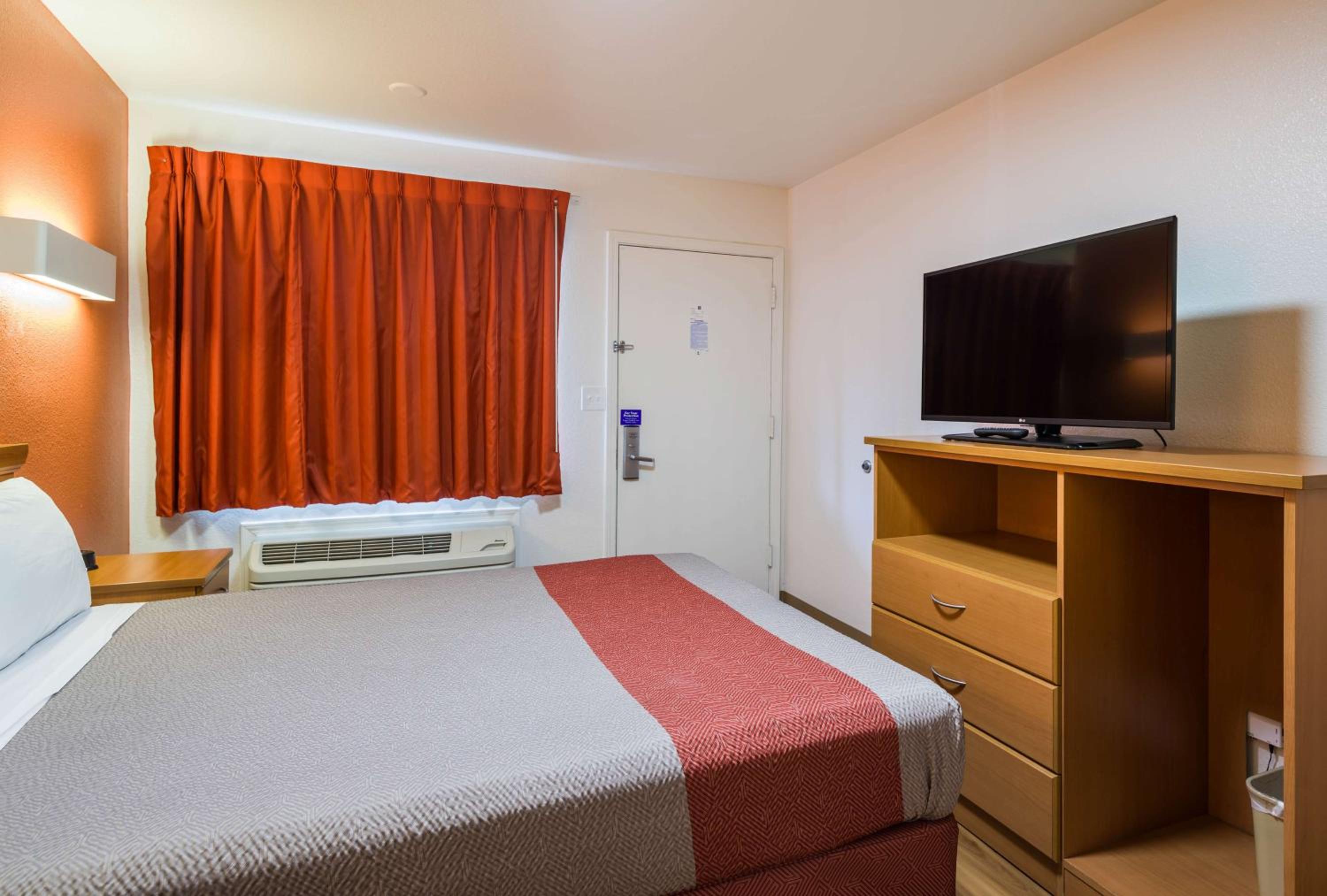 Deluxe Queen Room - Non-Smoking photo 3