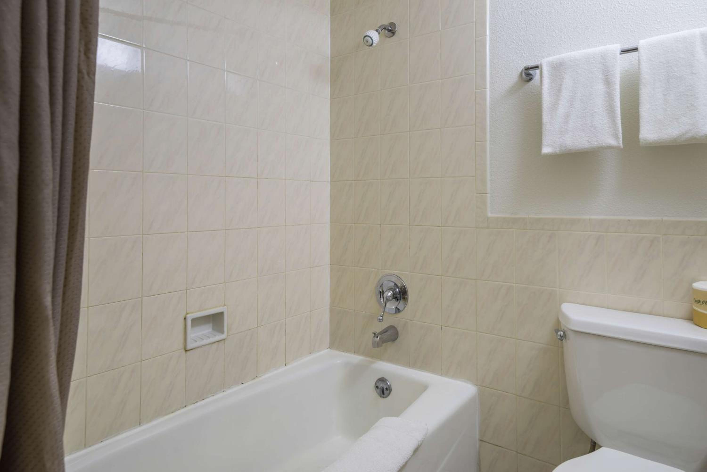 King Room - Non-Smoking photo 2