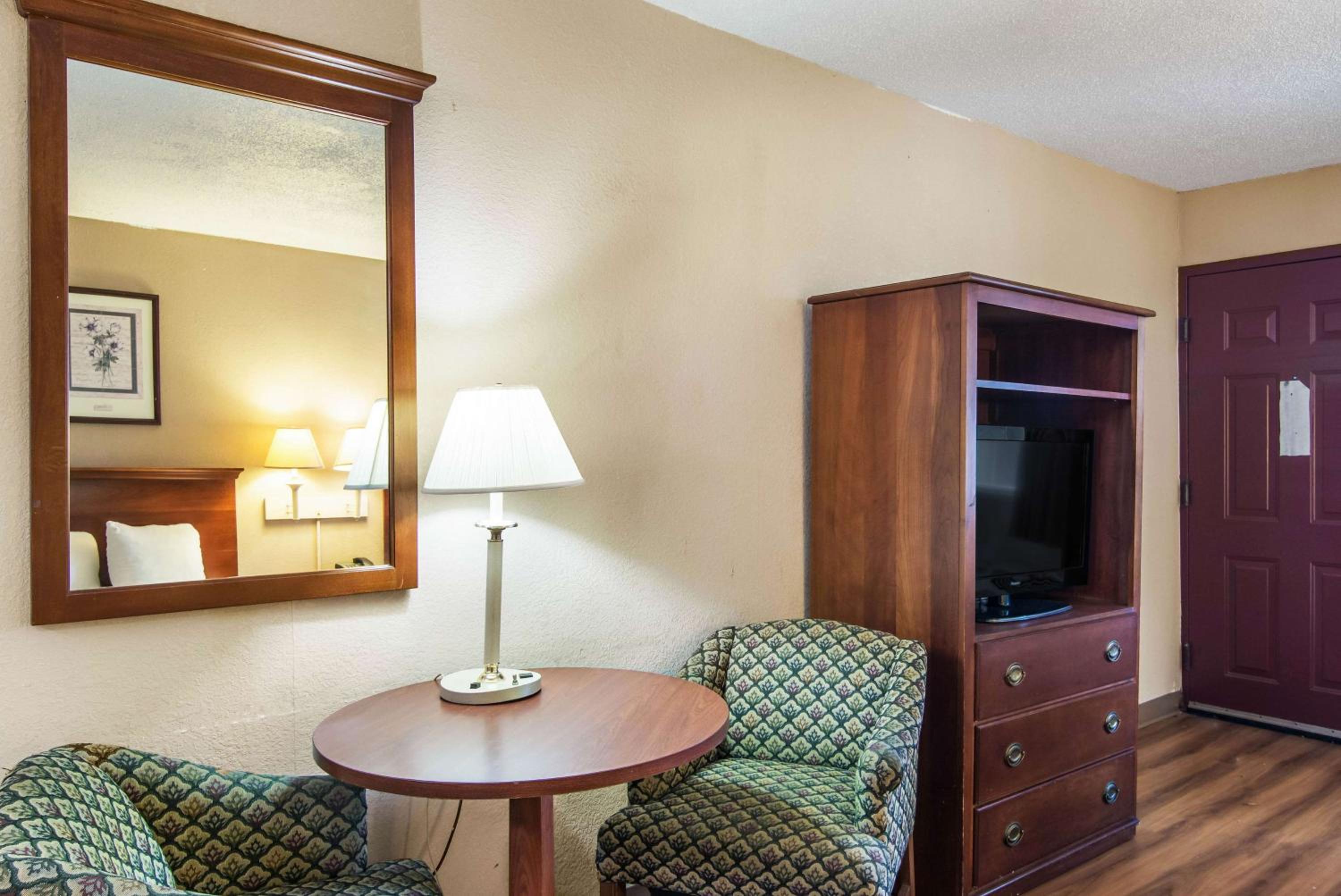 King Room - Non-Smoking - Photo 5