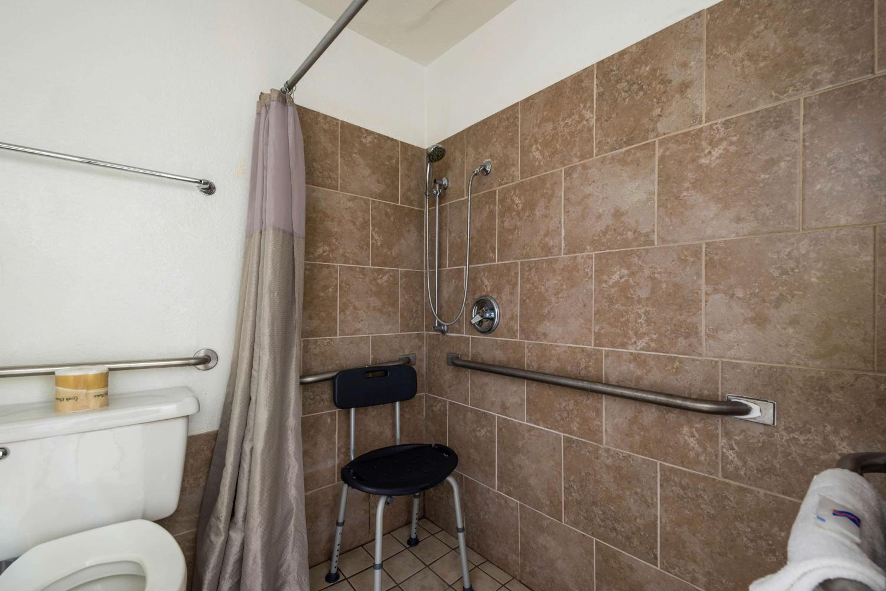 Queen Room - Disability Access - Non-Smoking