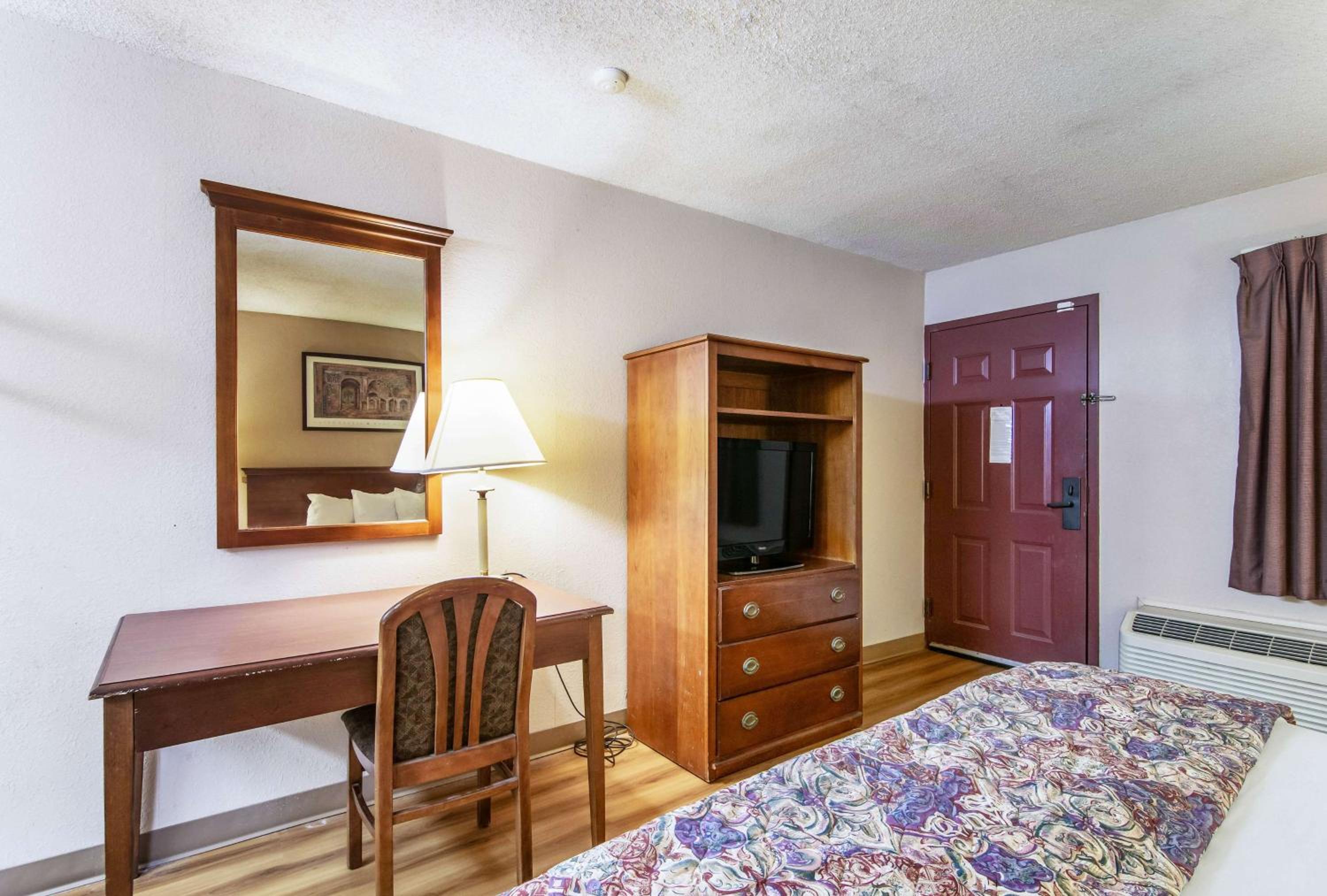 King Room - Non-Smoking - Photo 4