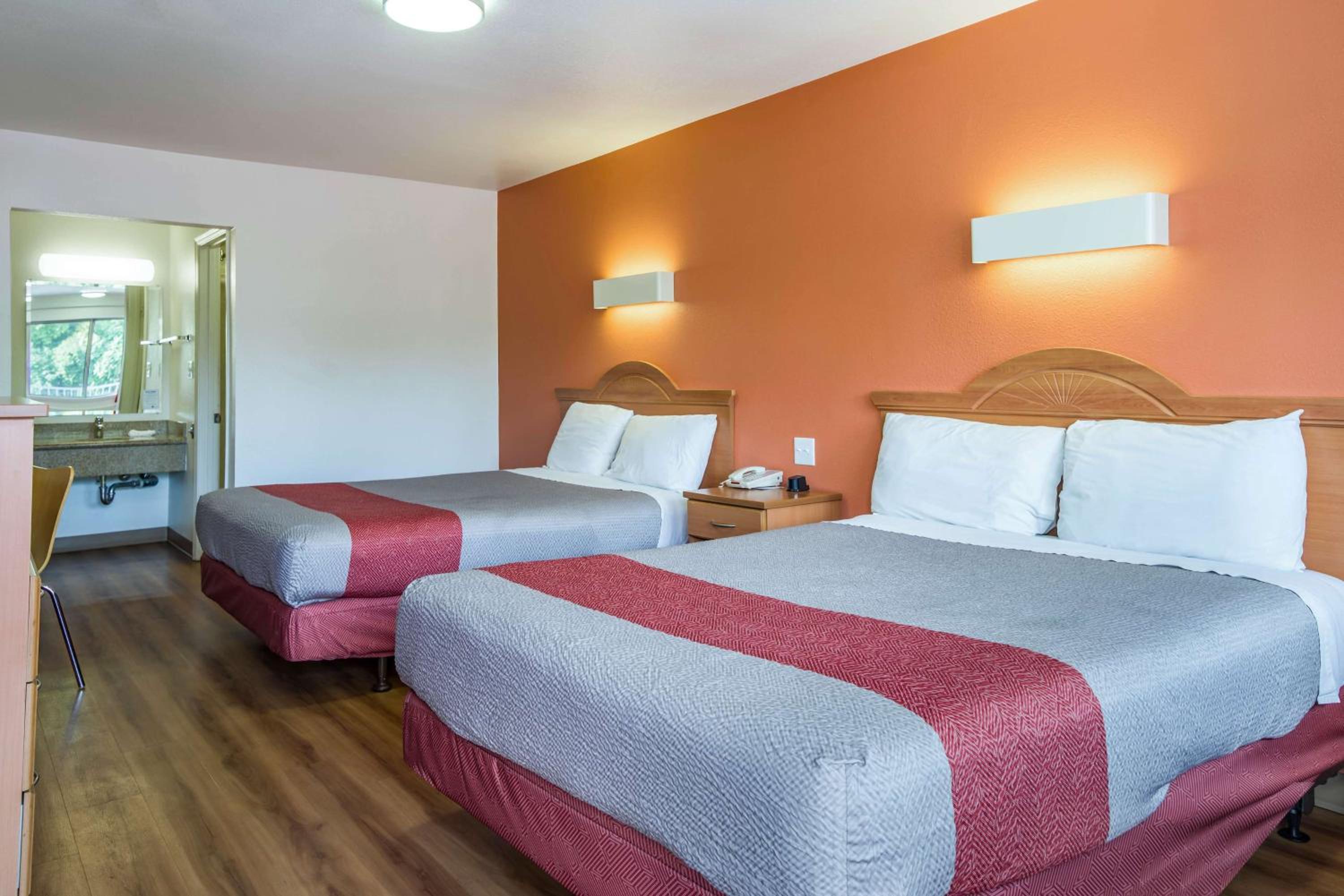 Queen Room with Two Queen Beds - Non-Smoking photo 2