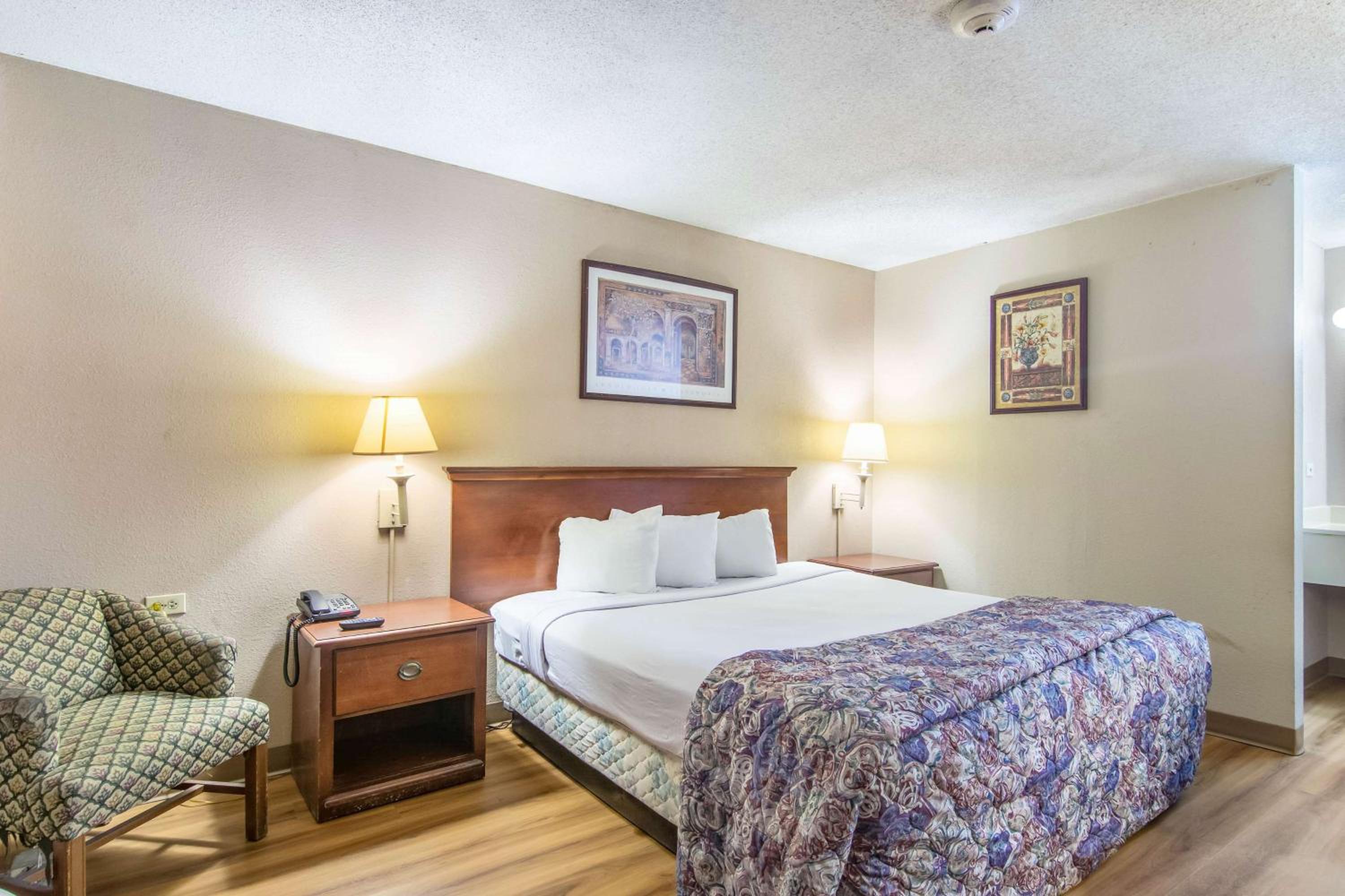 King Room - Non-Smoking - Photo 1