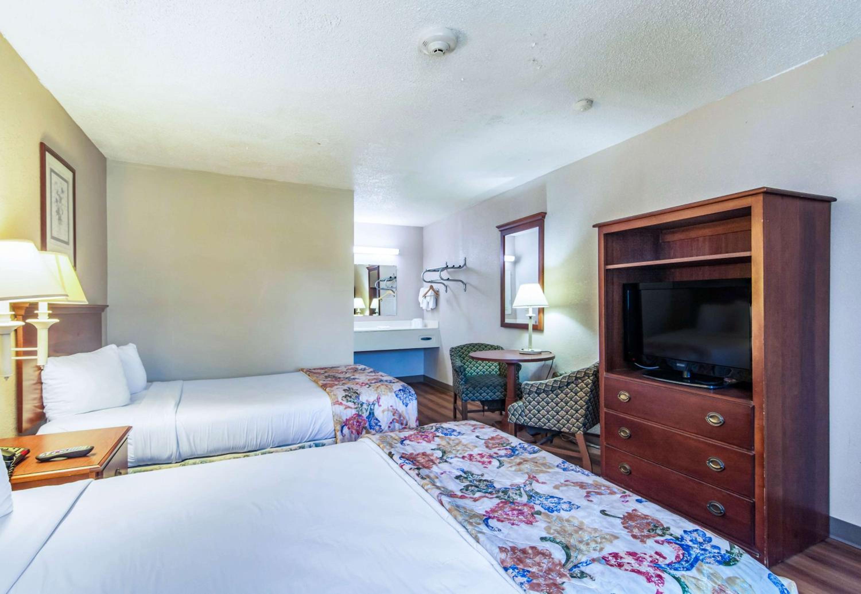 Quadruple Room - Smoking - Photo 7