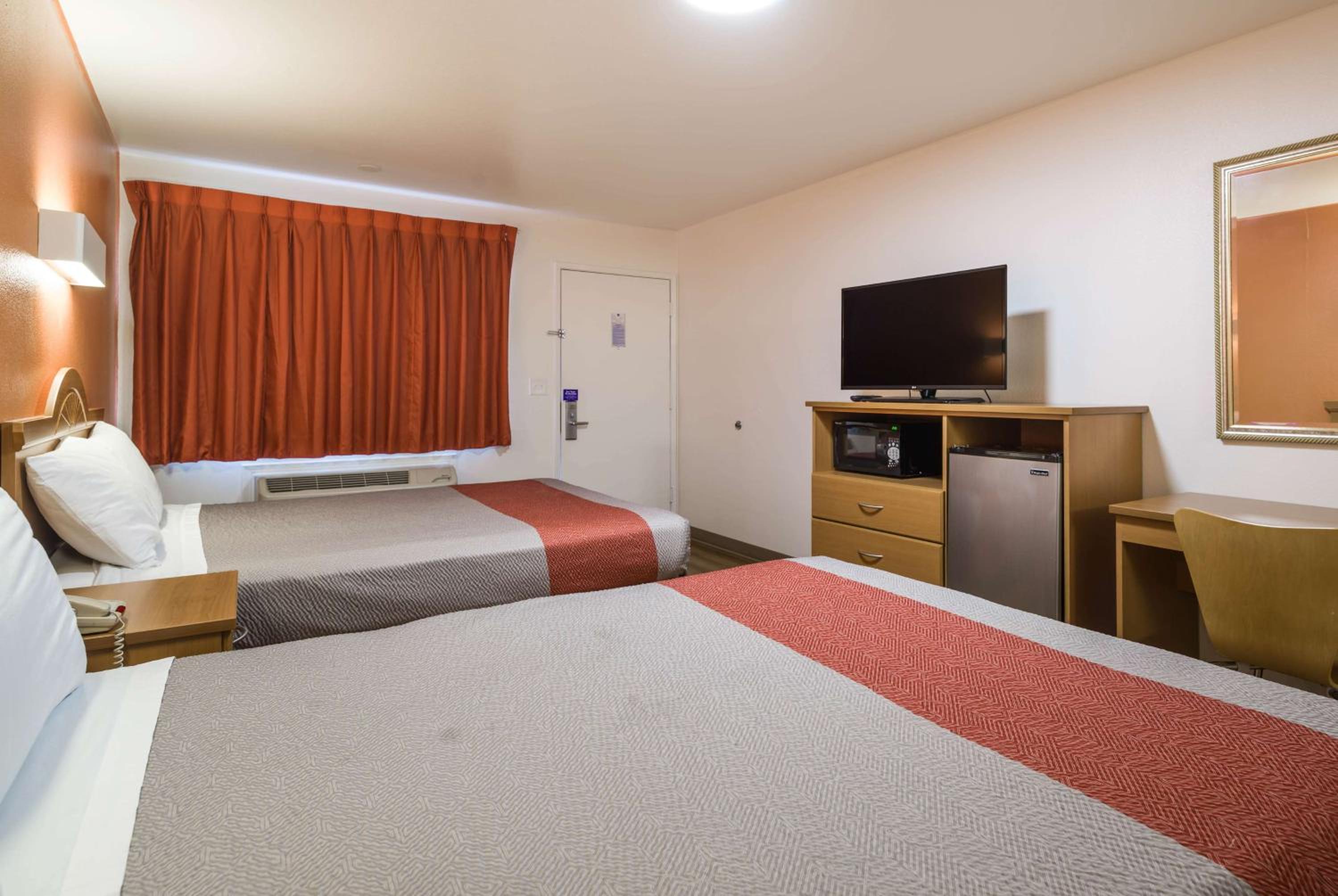 Queen Room with Two Queen Beds - Smoking photo 2