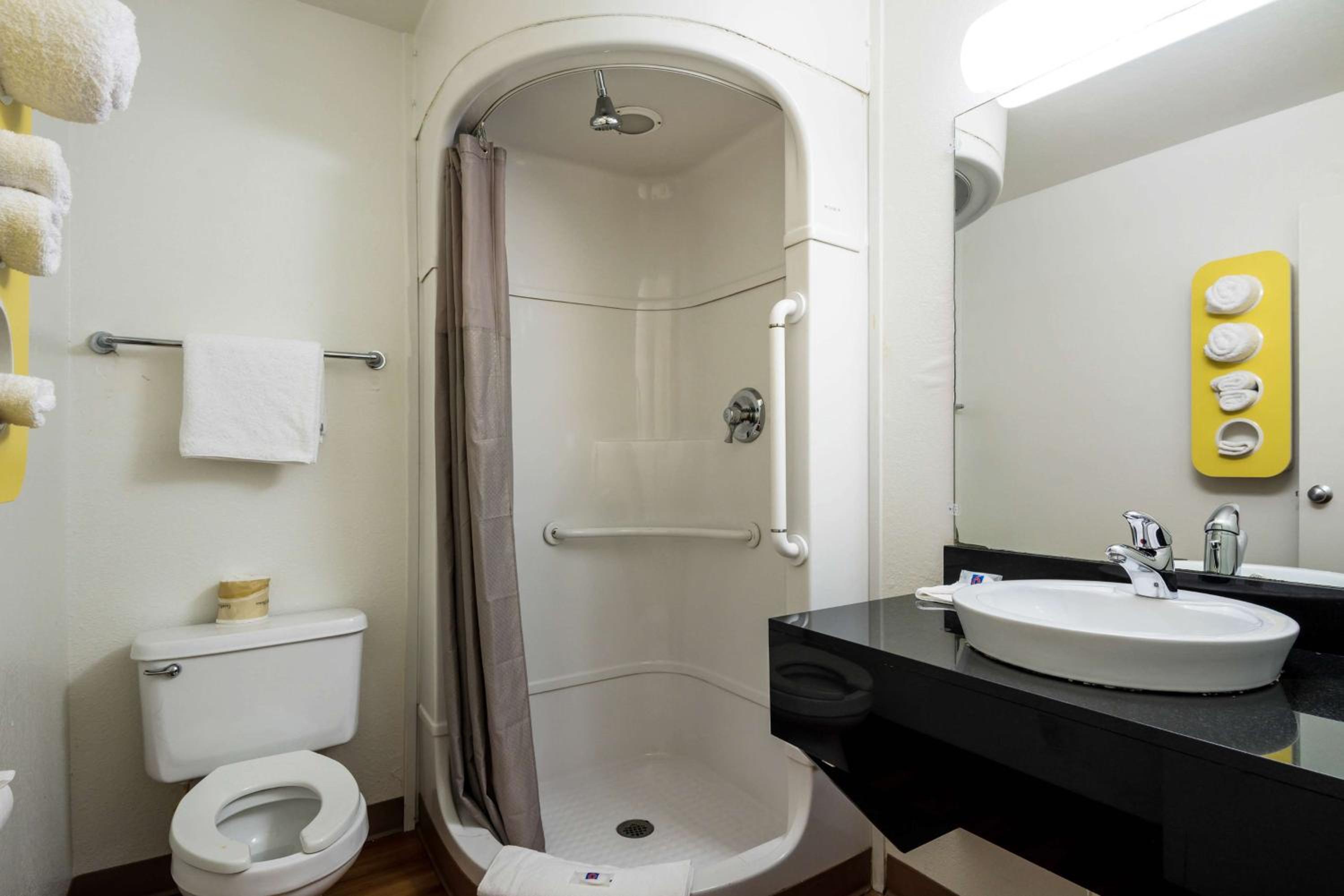 Quadruple Room - Non-Smoking photo 2