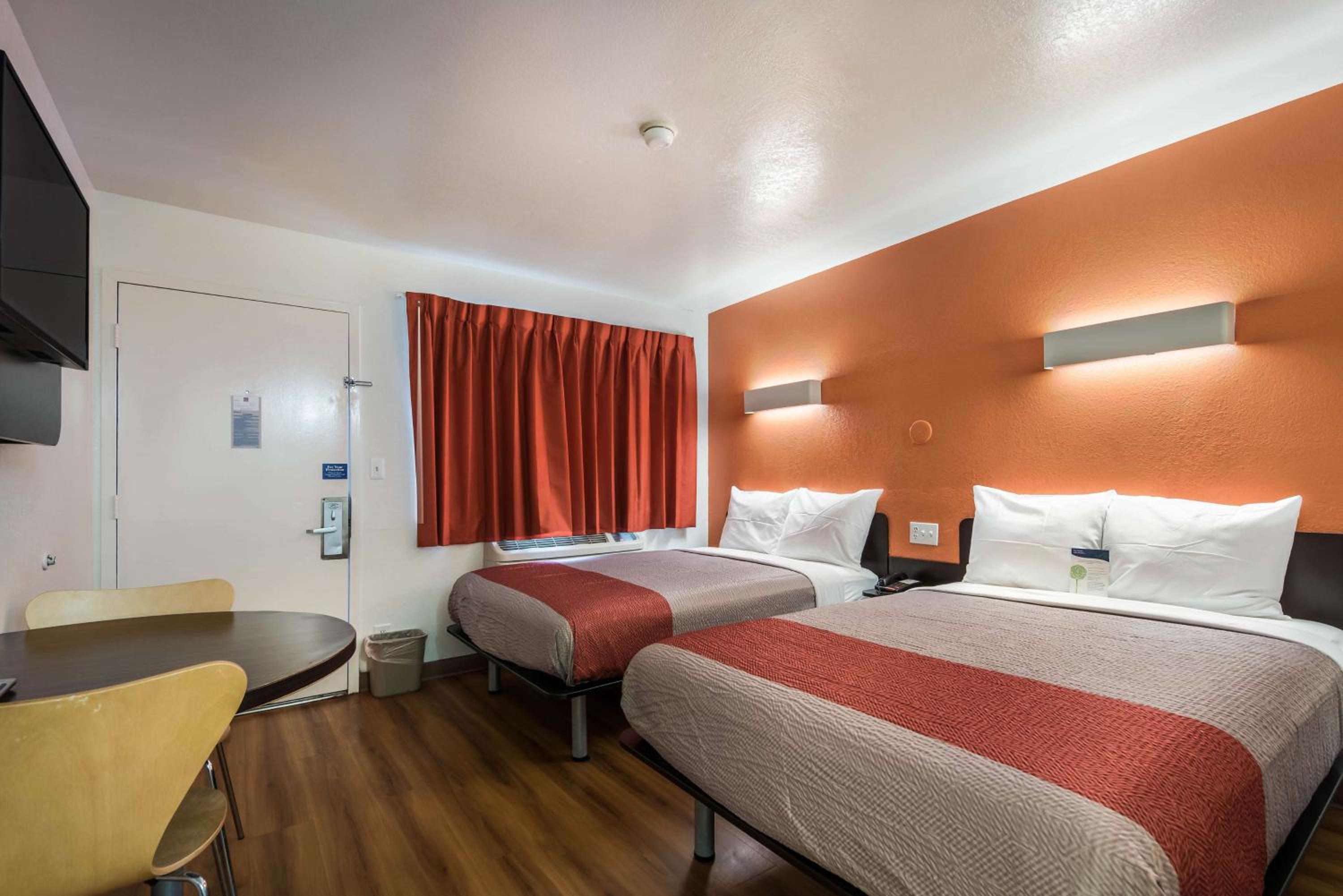 Quadruple Room - Non-Smoking photo 3