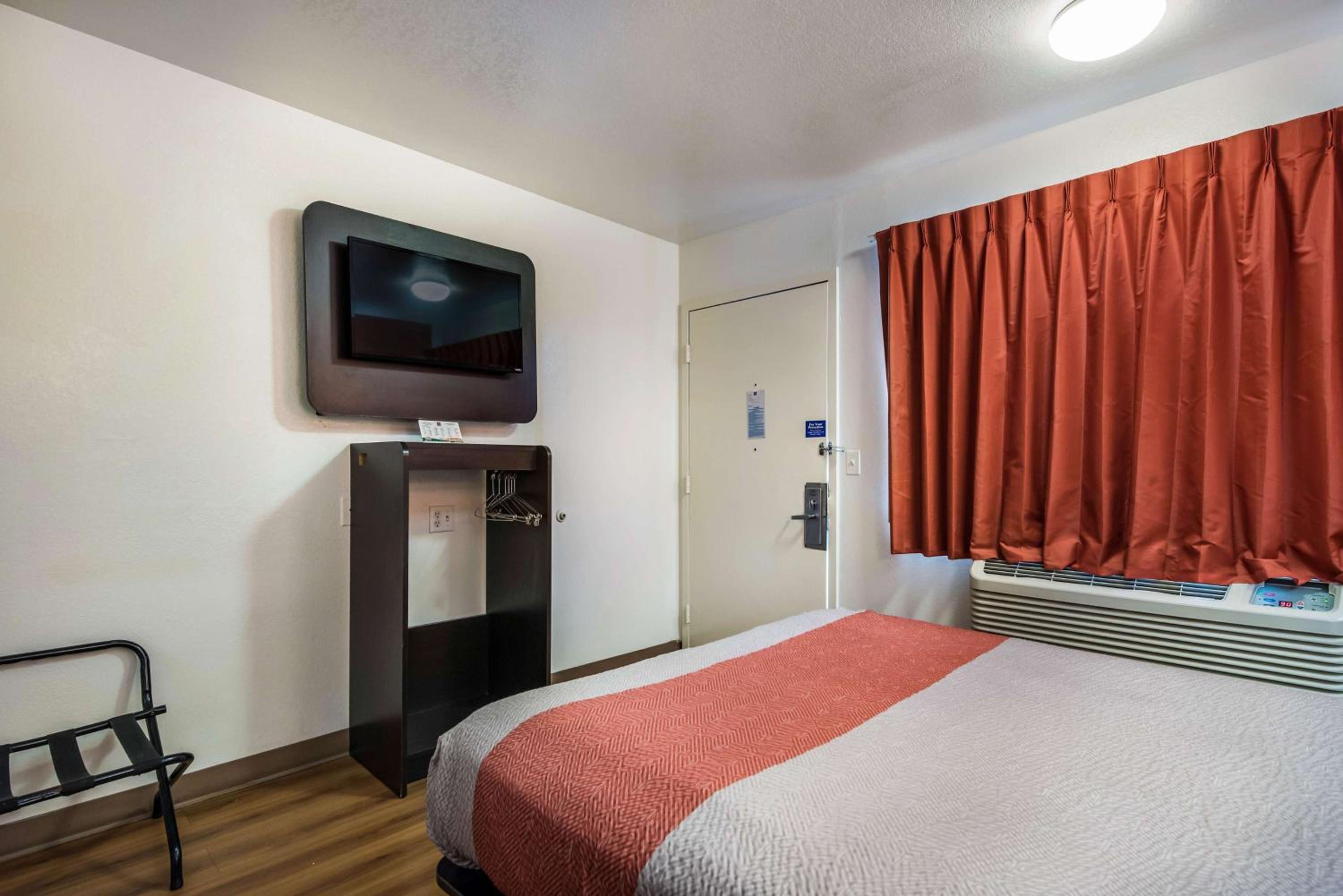 Queen Room - Disability Access - Non-Smoking photo 2