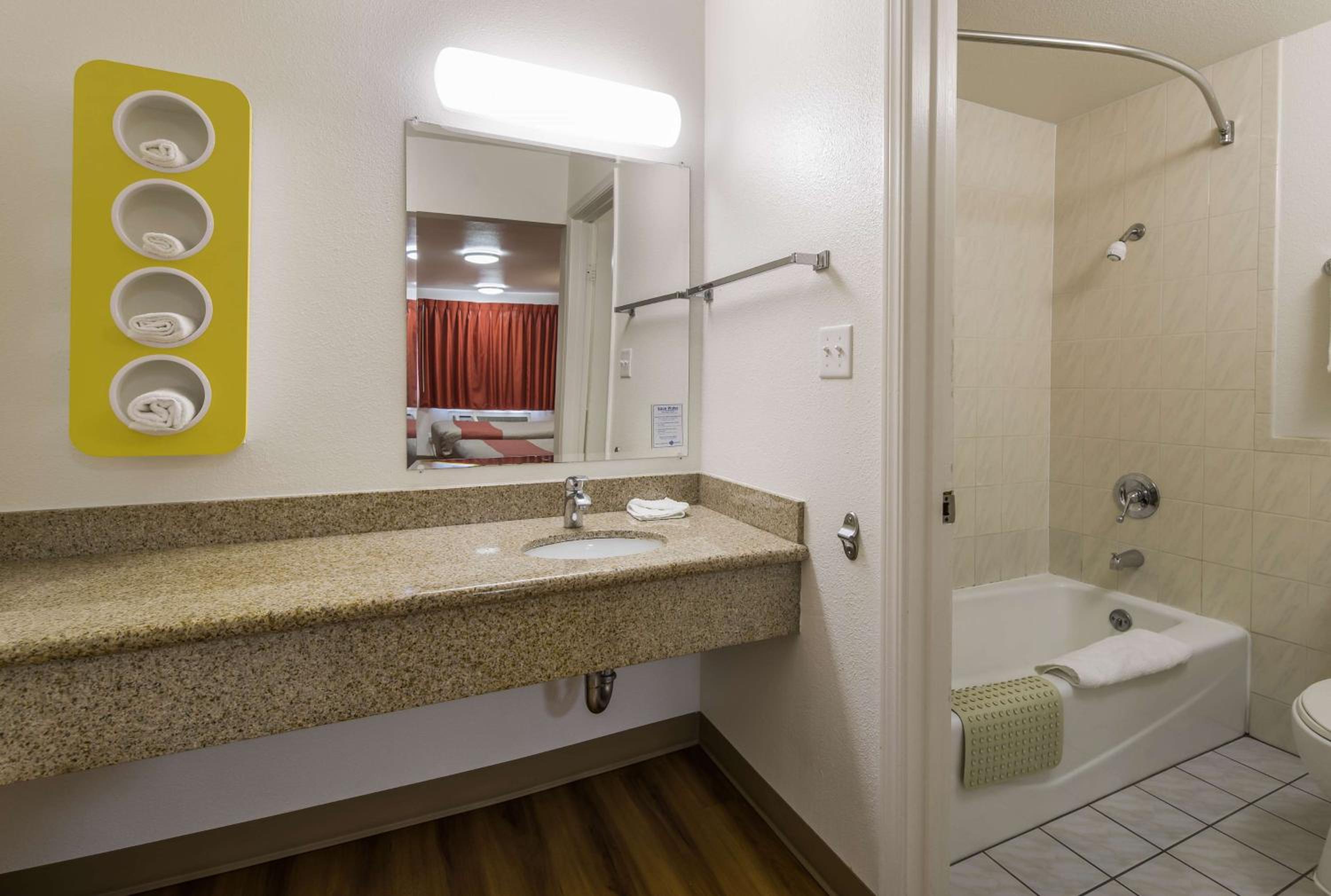 Deluxe Queen Room - Non-Smoking photo 2