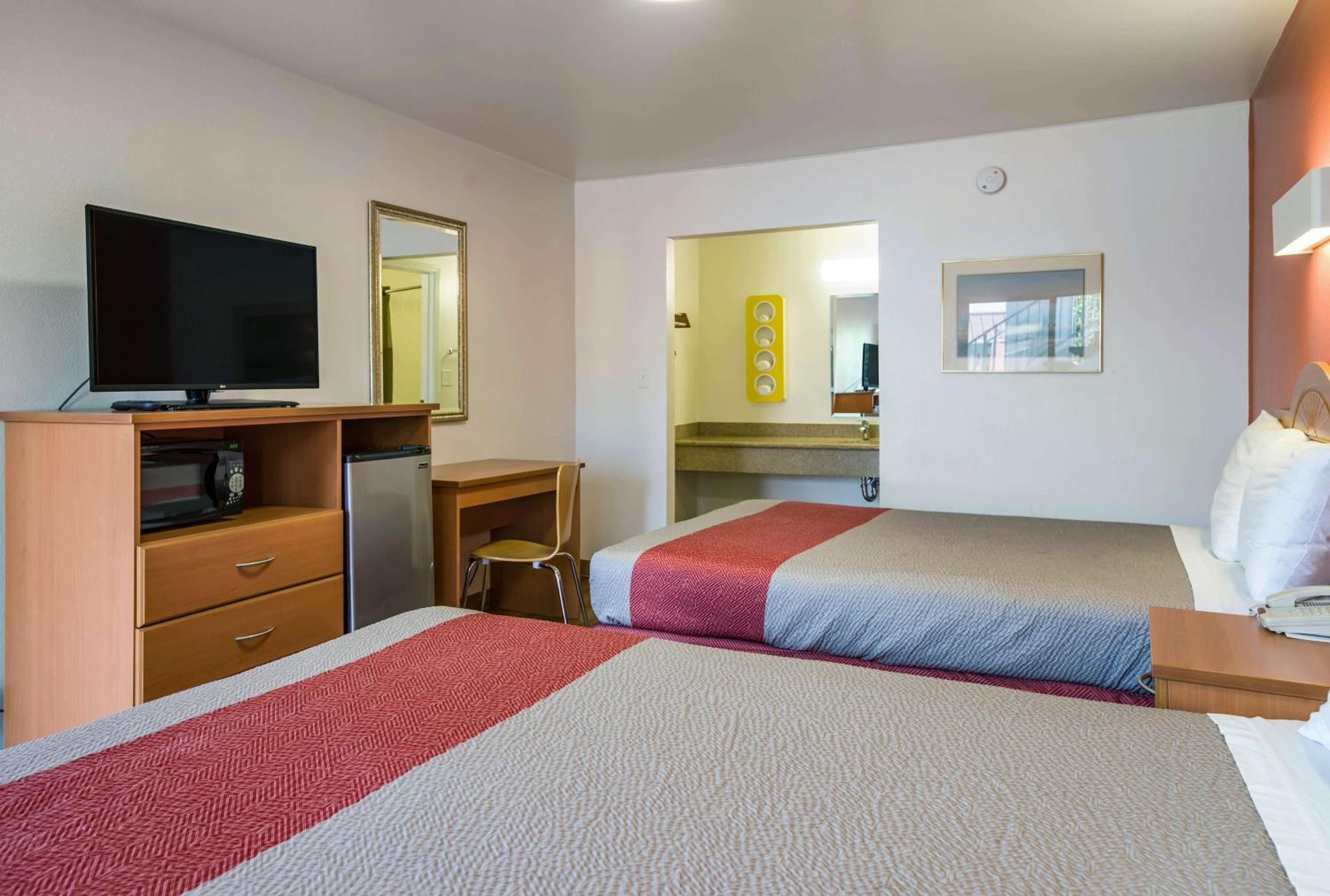 Queen Room with Two Queen Beds - Disability Access - Non-Smoking photo 3