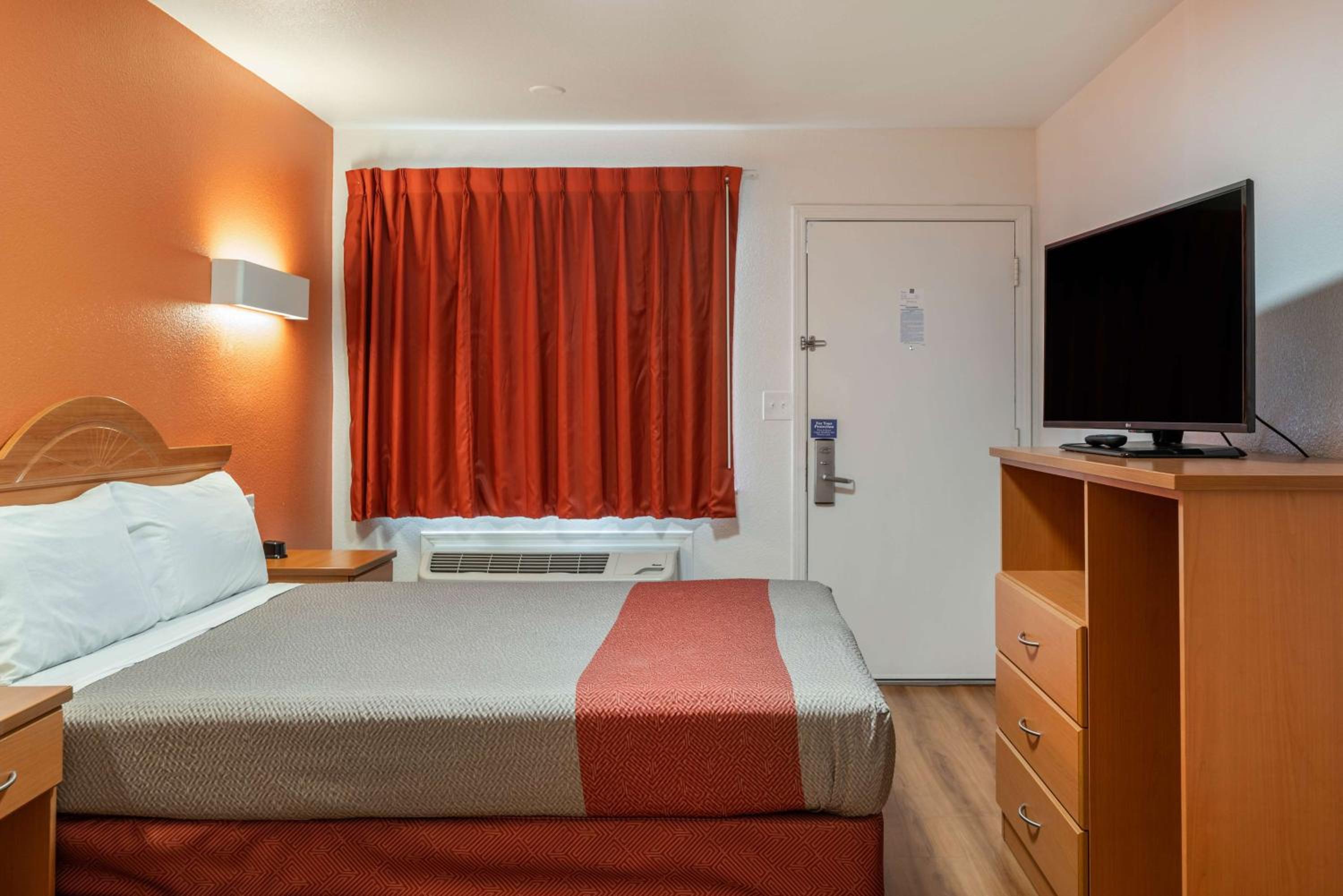 Deluxe Queen Room - Non-Smoking photo 1