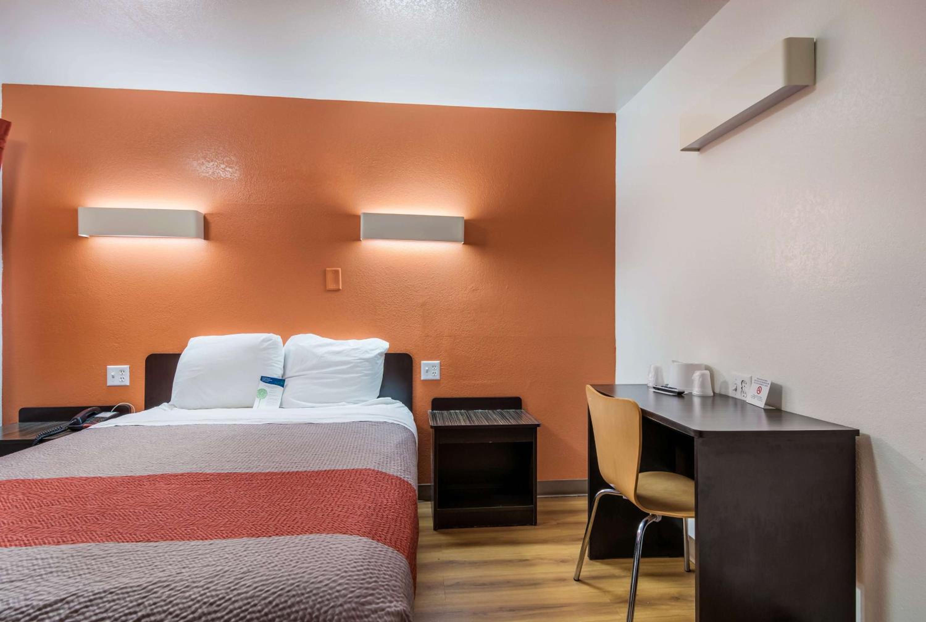 Queen Room - Disability Access - Non-Smoking photo 2