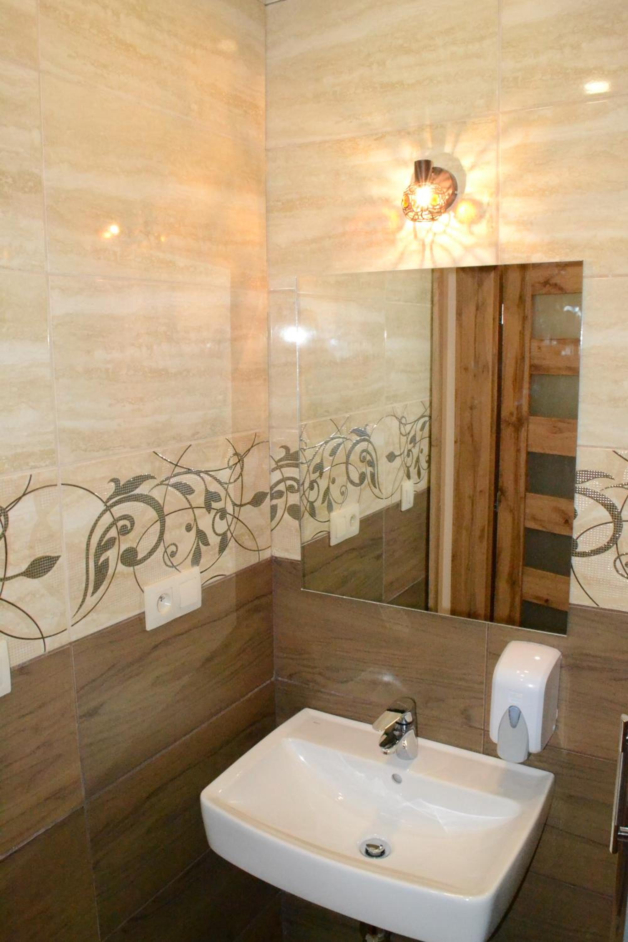Double Room with Balcony - Photo 8