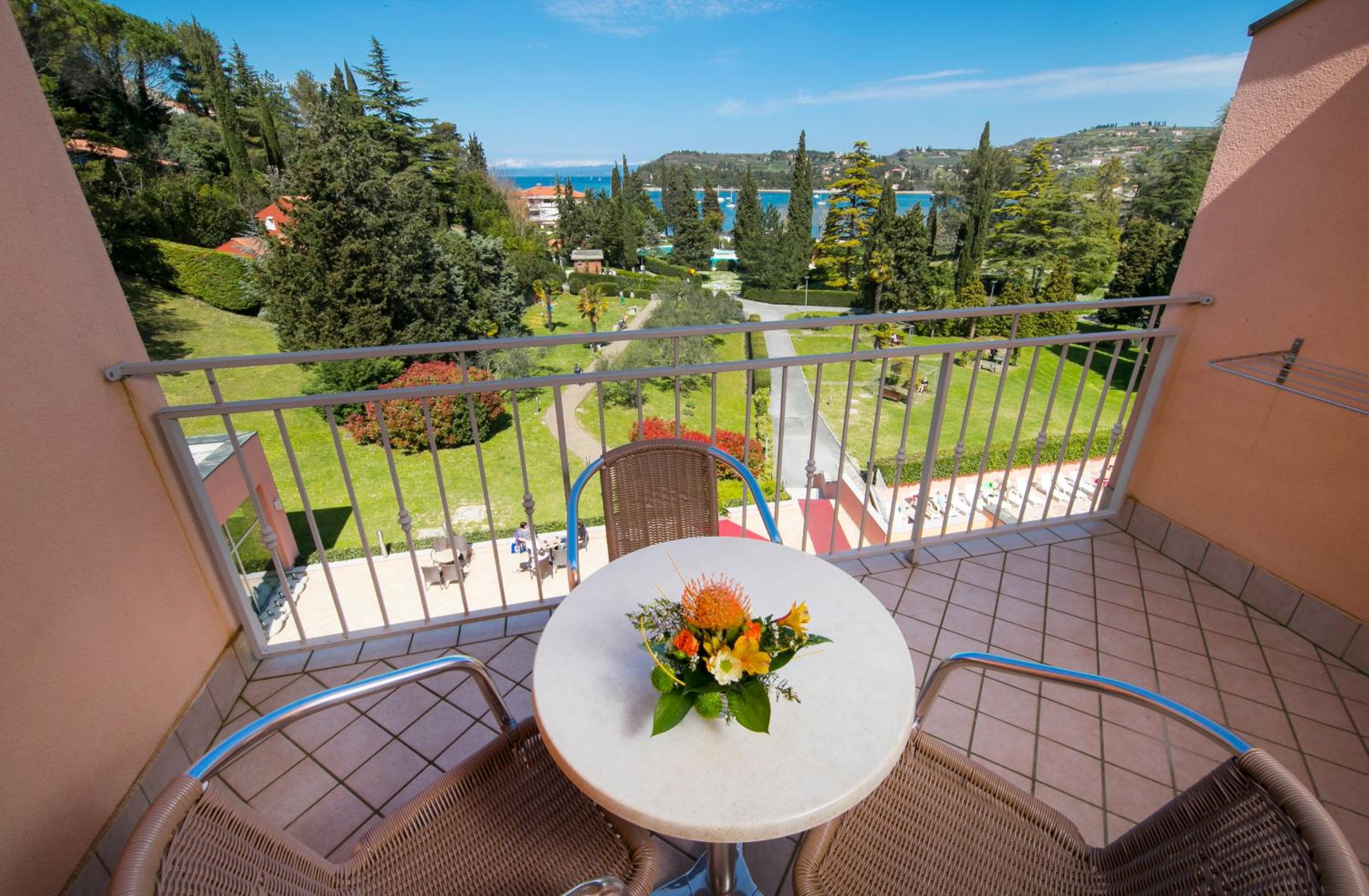 Superior Double Room with Extra Bed and Balcony - Sea Side photo 3