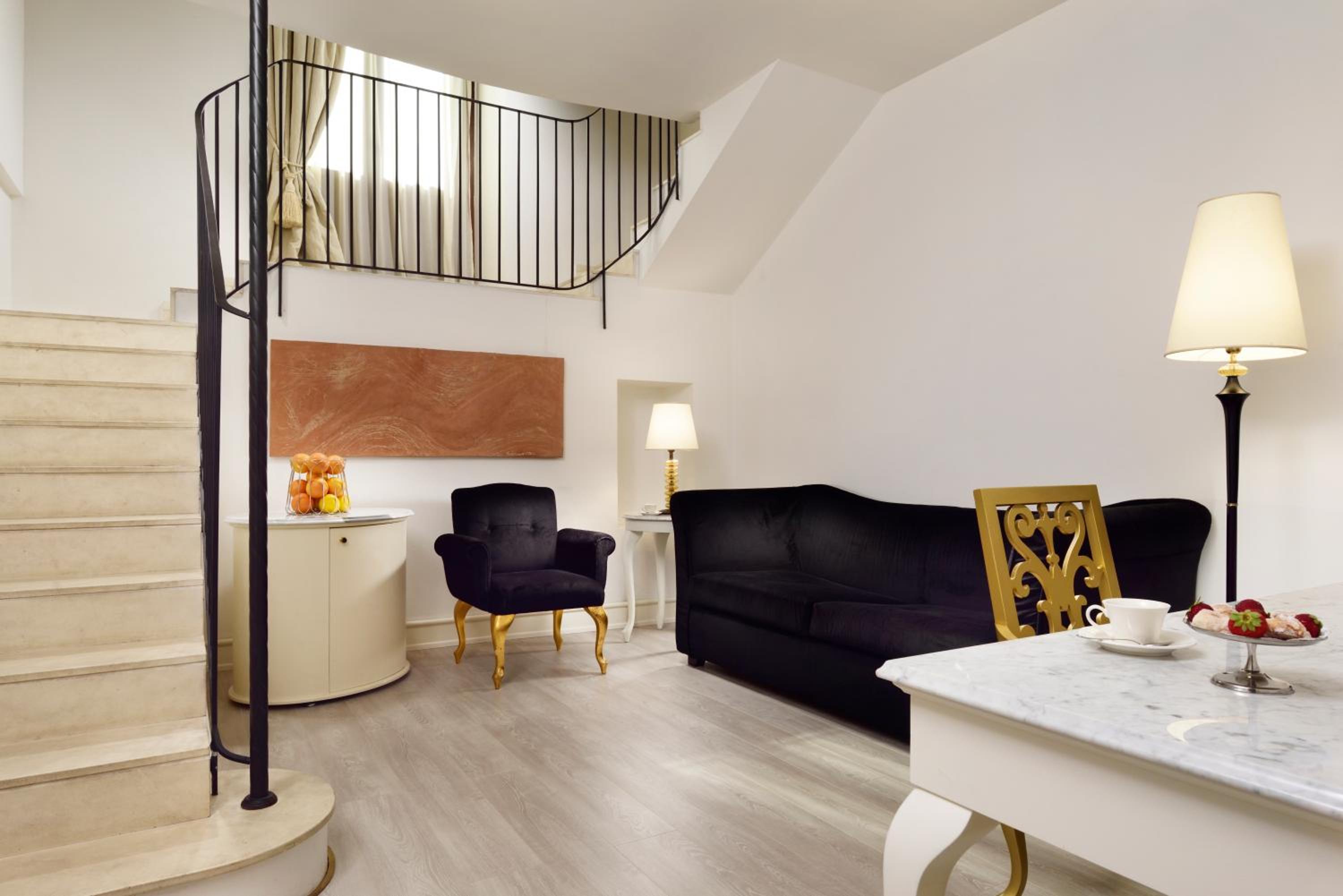 Suite - Photo 1