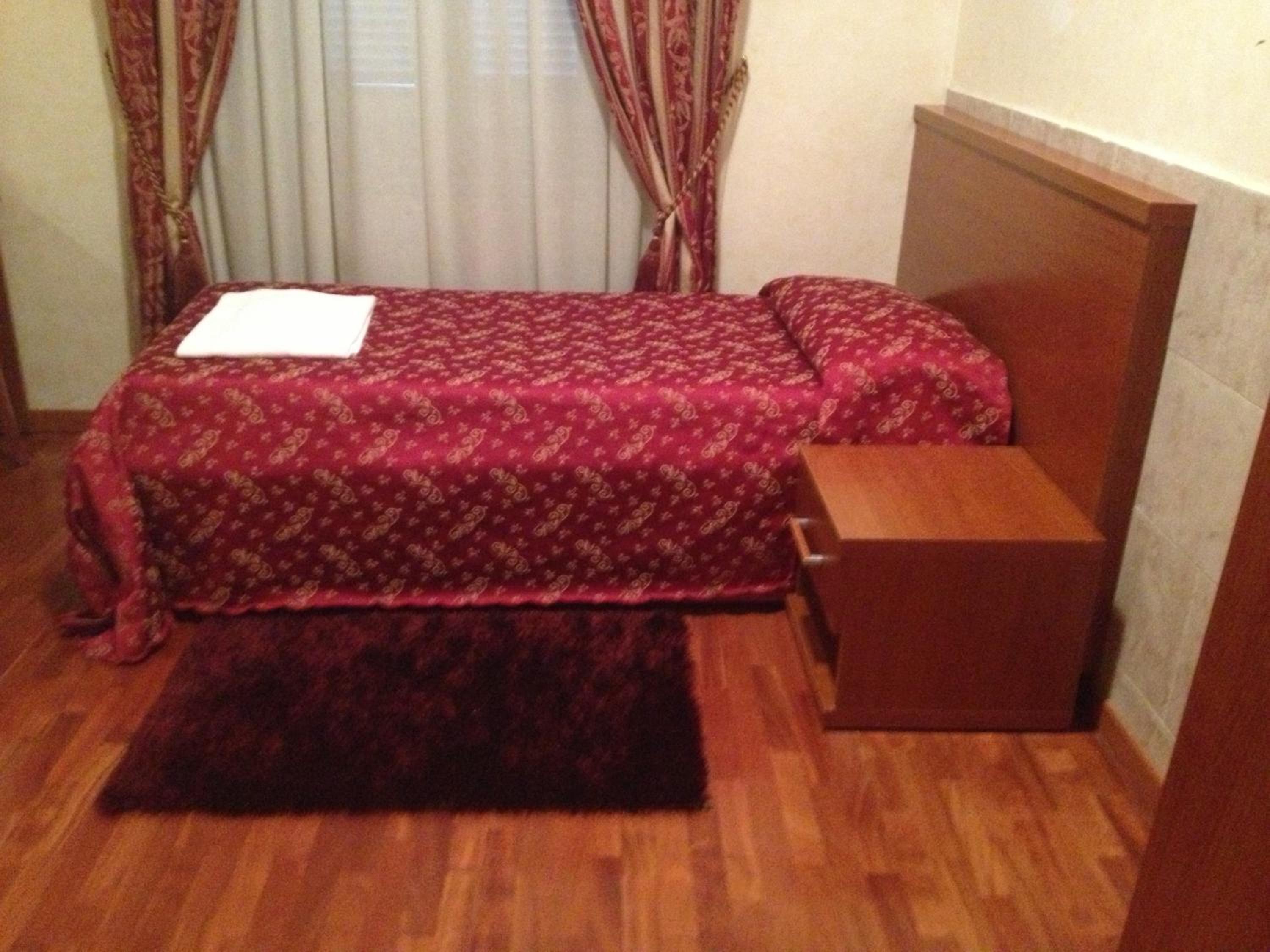 Single Room with Private Bathroom photo 2