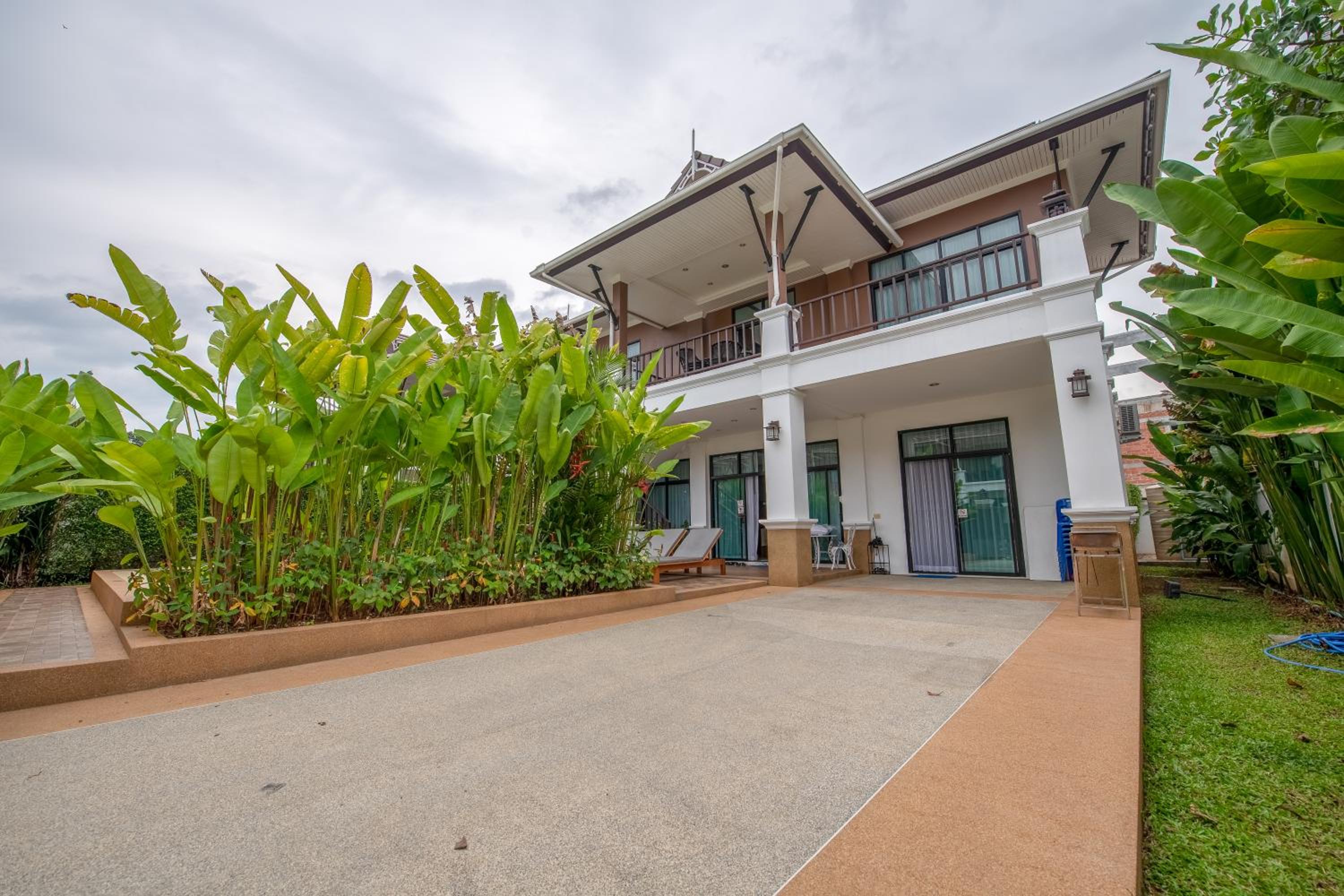 Villa with Private Pool - Photo 14