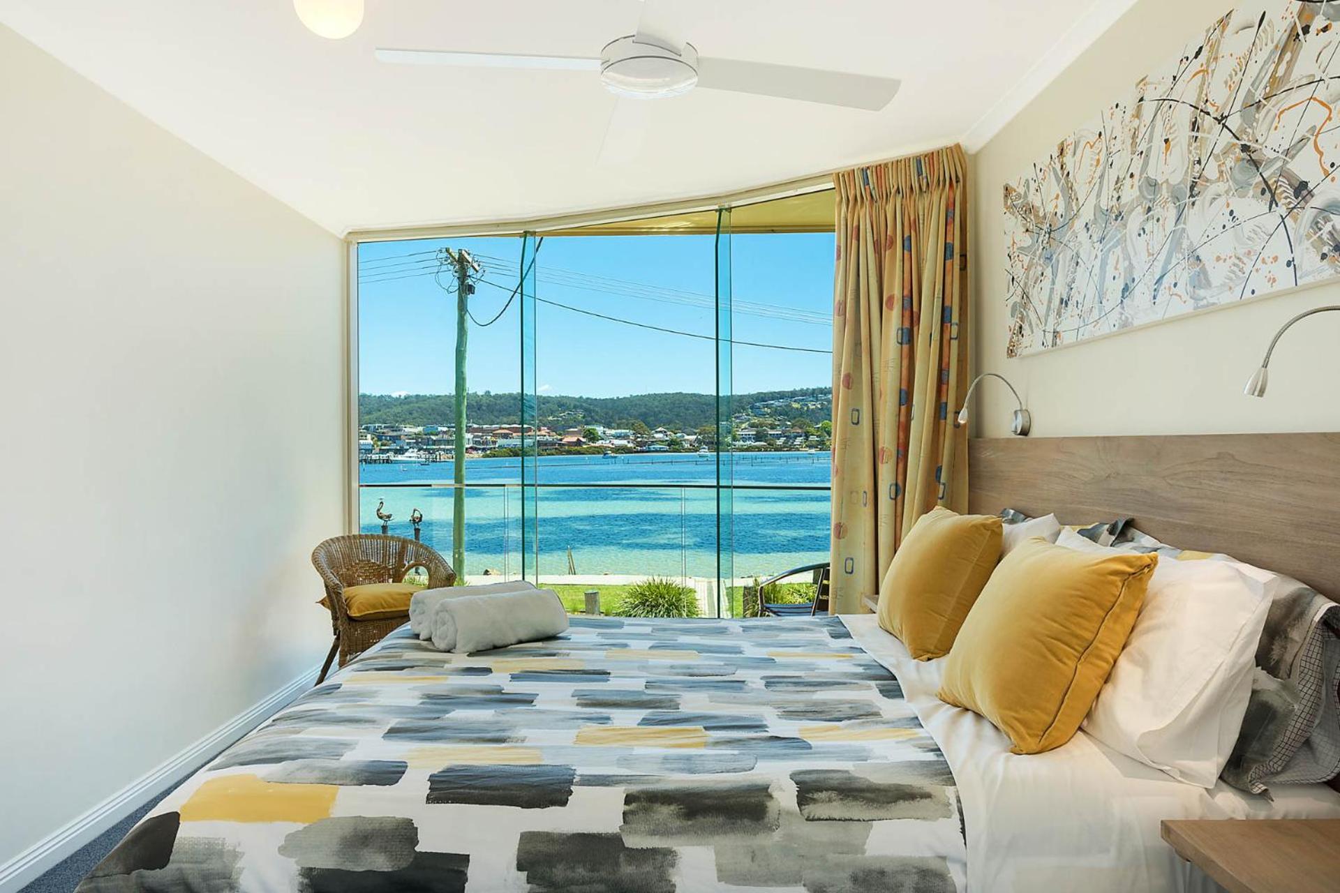 Three-Bedroom Apartment with Lake View - Photo 1