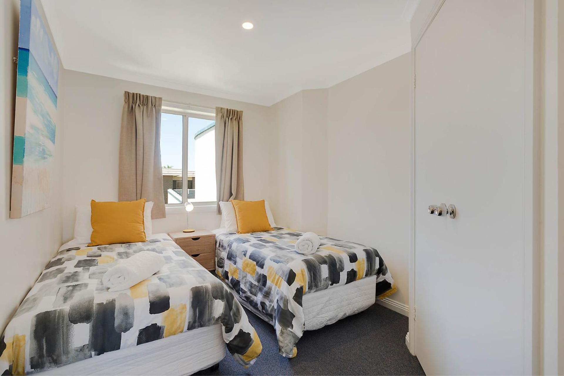 Three-Bedroom Apartment with Lake View - Photo 8