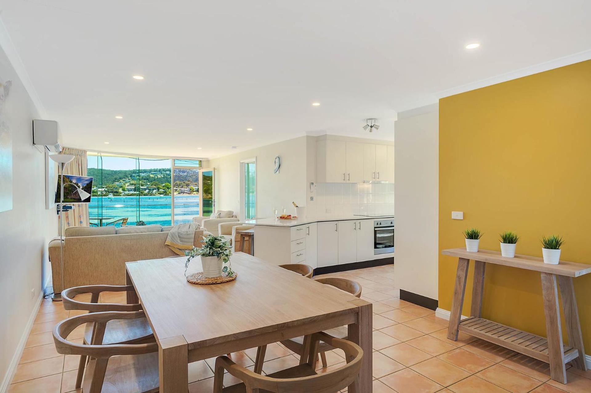 Three-Bedroom Apartment with Lake View - Photo 7