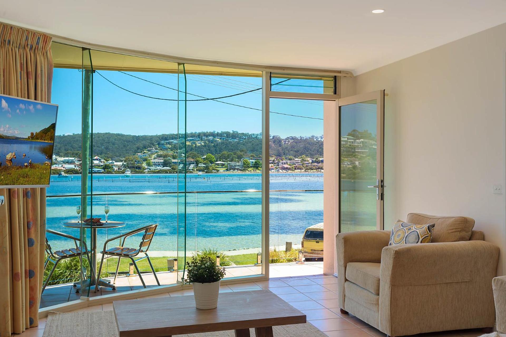 Three-Bedroom Apartment with Lake View - Photo 14