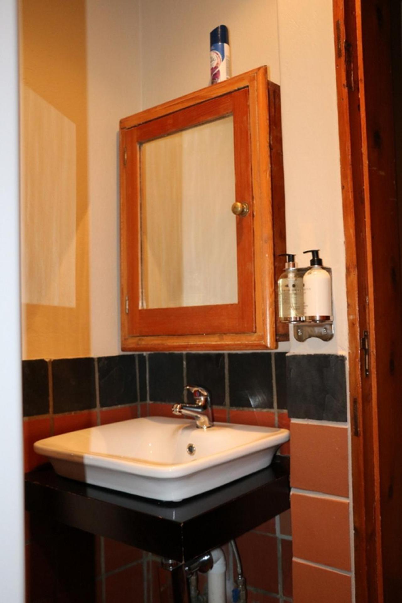 Standard Double or Twin Room - Photo 7