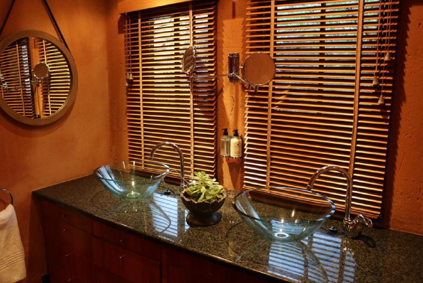 Honeymoon Suite - Photo 15
