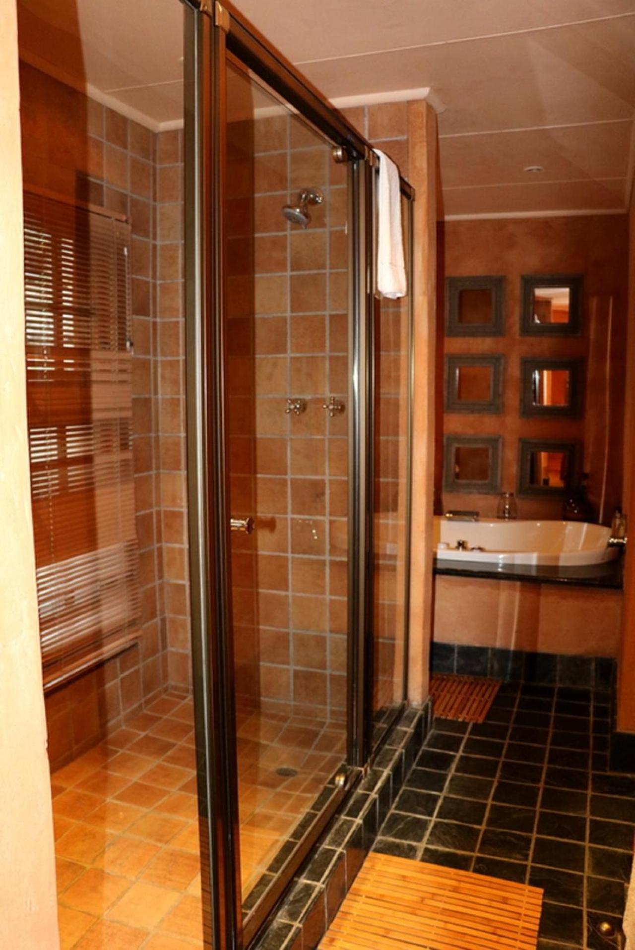 Honeymoon Suite - Photo 13