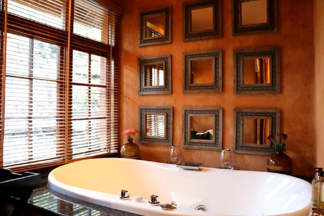 Honeymoon Suite - Photo 9
