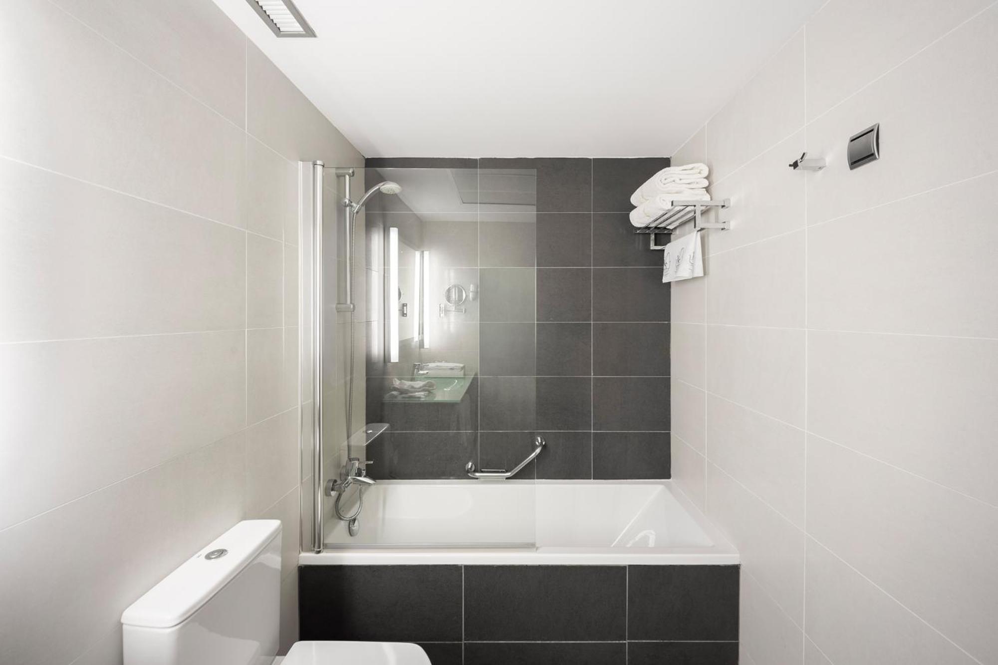Double or Twin Room - Photo 5