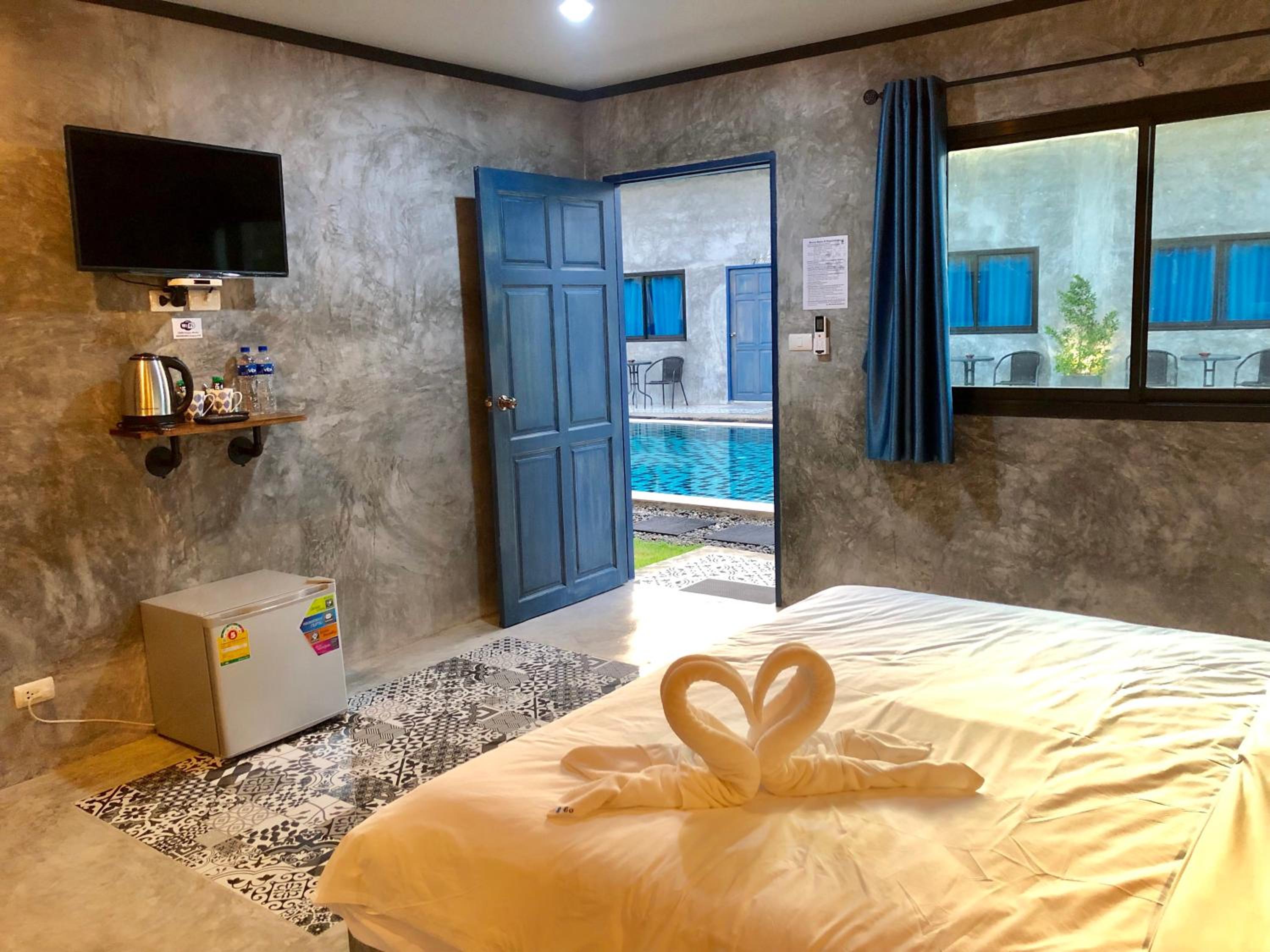 King Room with Pool View - Photo 32