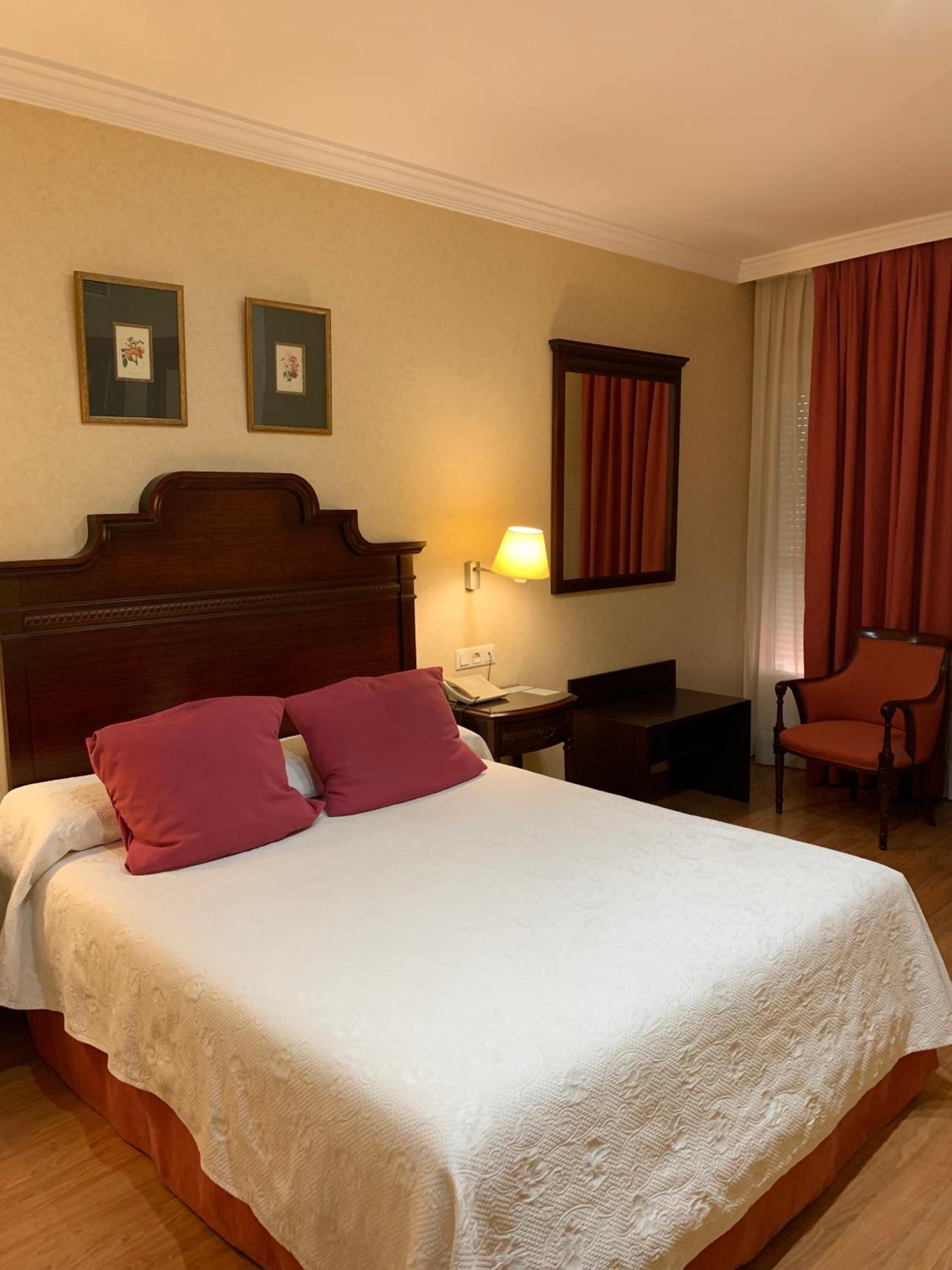 Double or Twin Room - Photo 9