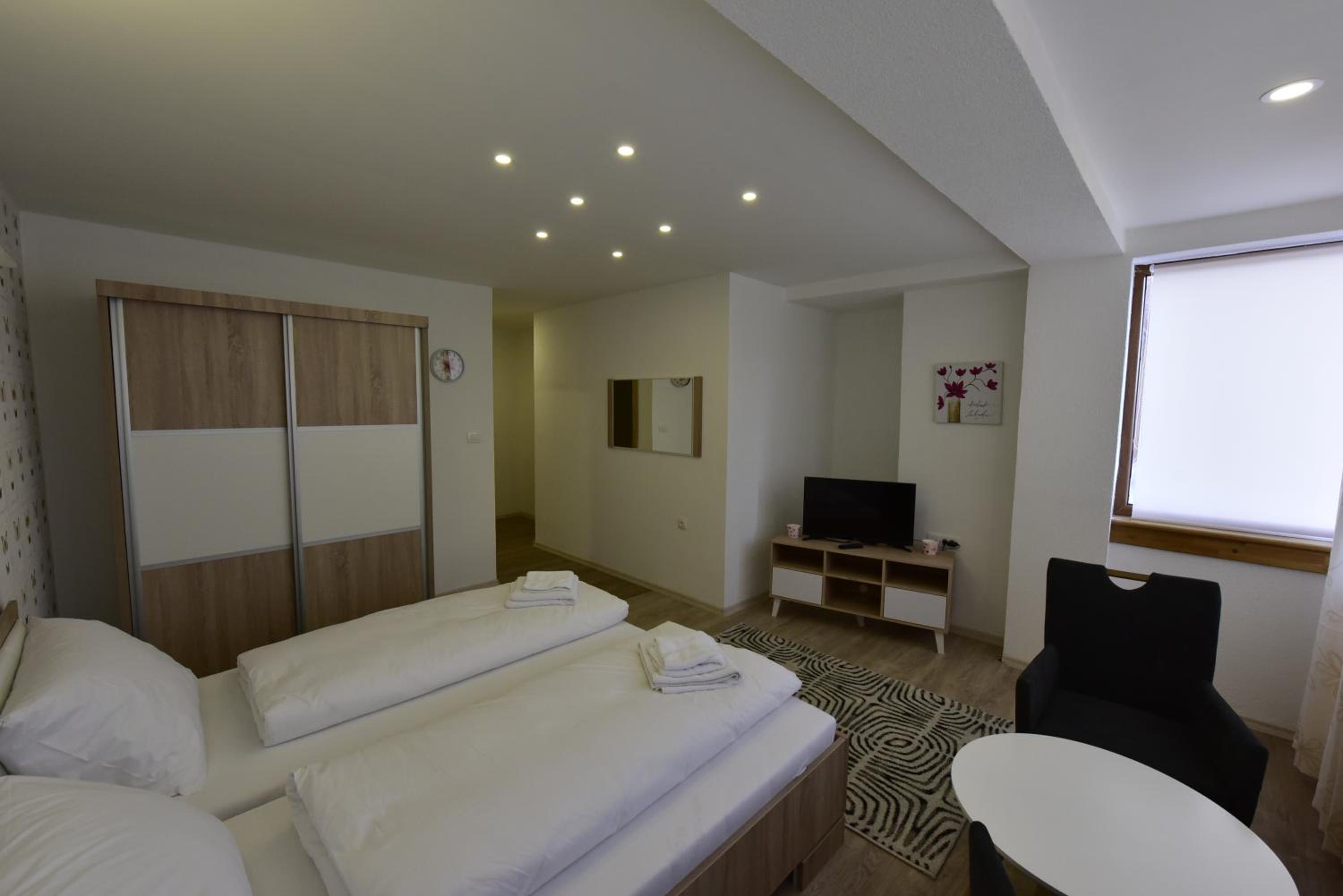 Apartment with Mountain View - Photo 4