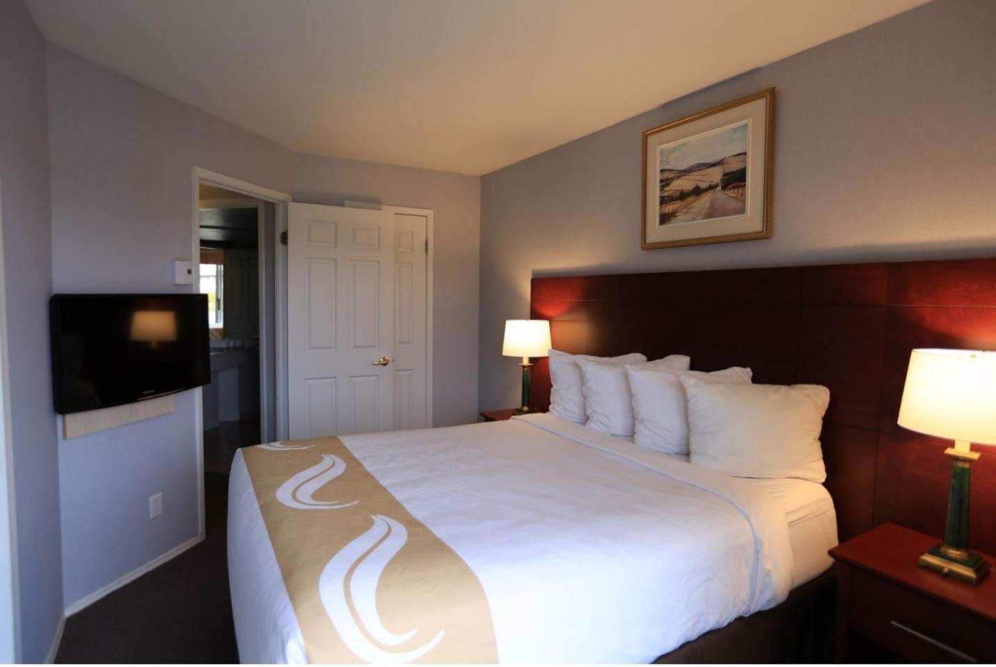Queen Suite with Two Queen Beds - Non-Smoking - First Floor - Photo 6
